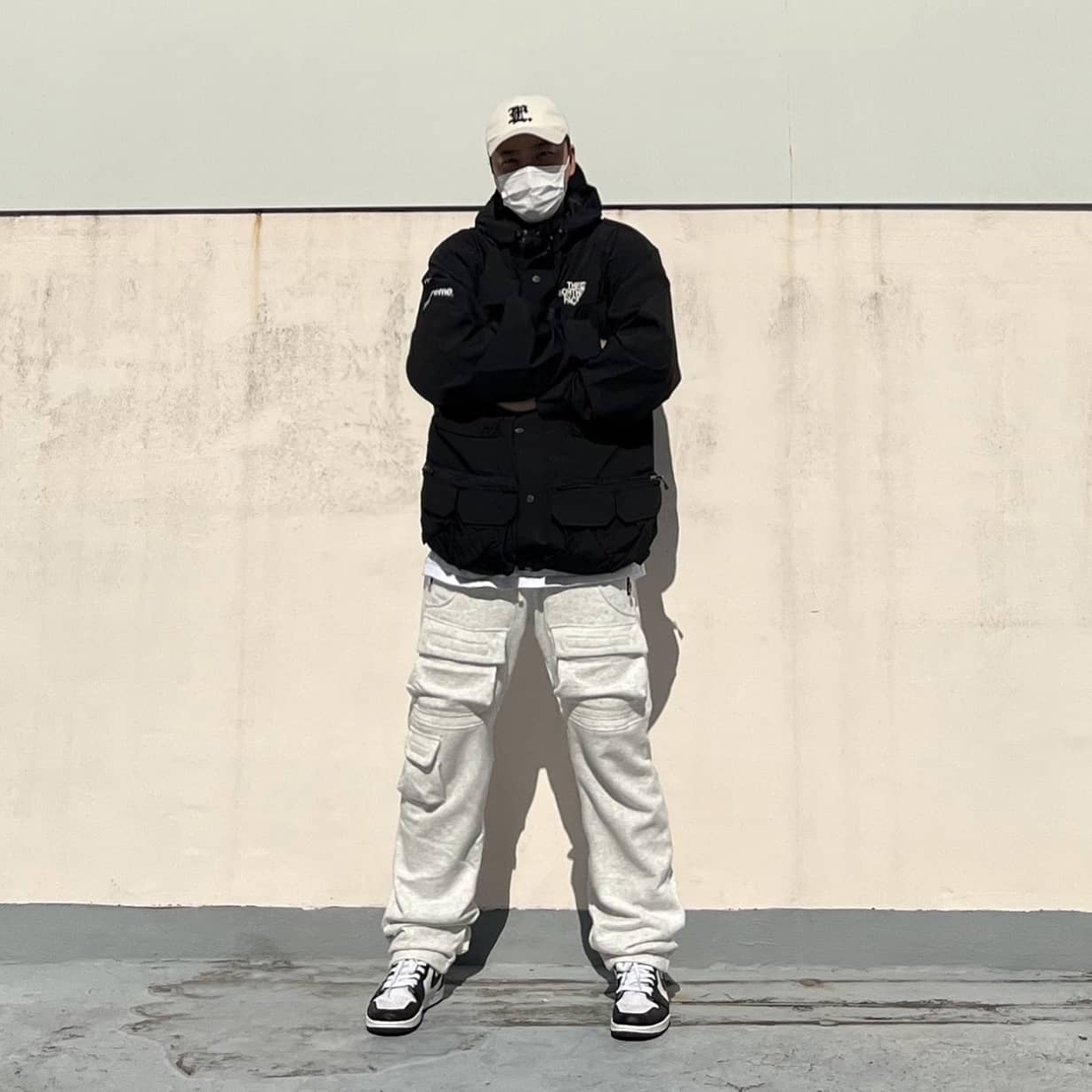 Jordan 1 Retro High OG Black White 2014, Supreme x The North Face Cargo Jacket Black - 20SS 착용 스타일