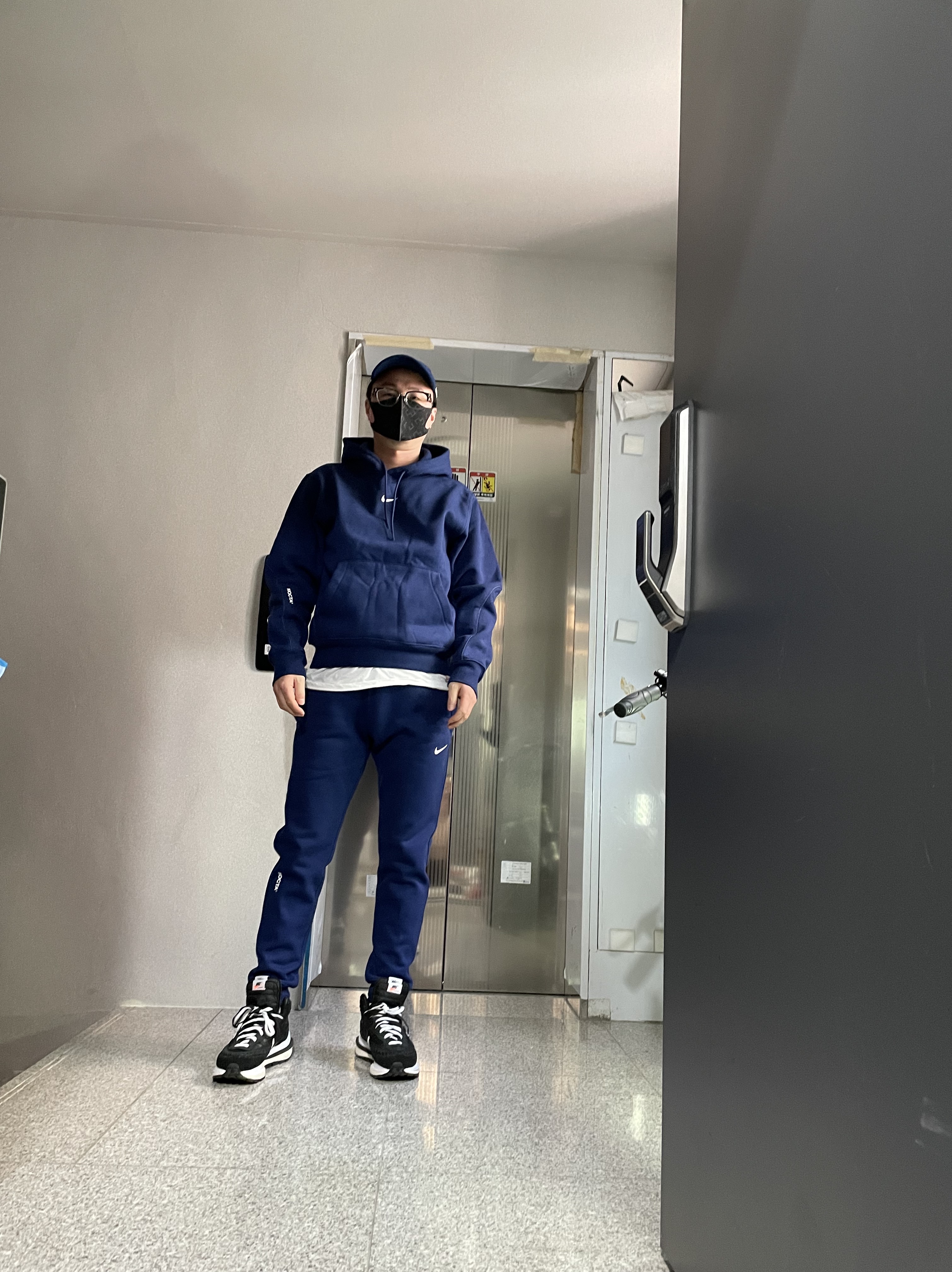 Nike x Sacai x Jean Paul Gaultier VaporWaffle Black White, Nike x Drake Nocta Cardinal Stock Essential Hoodie Navy - US/EU 착용 스타일