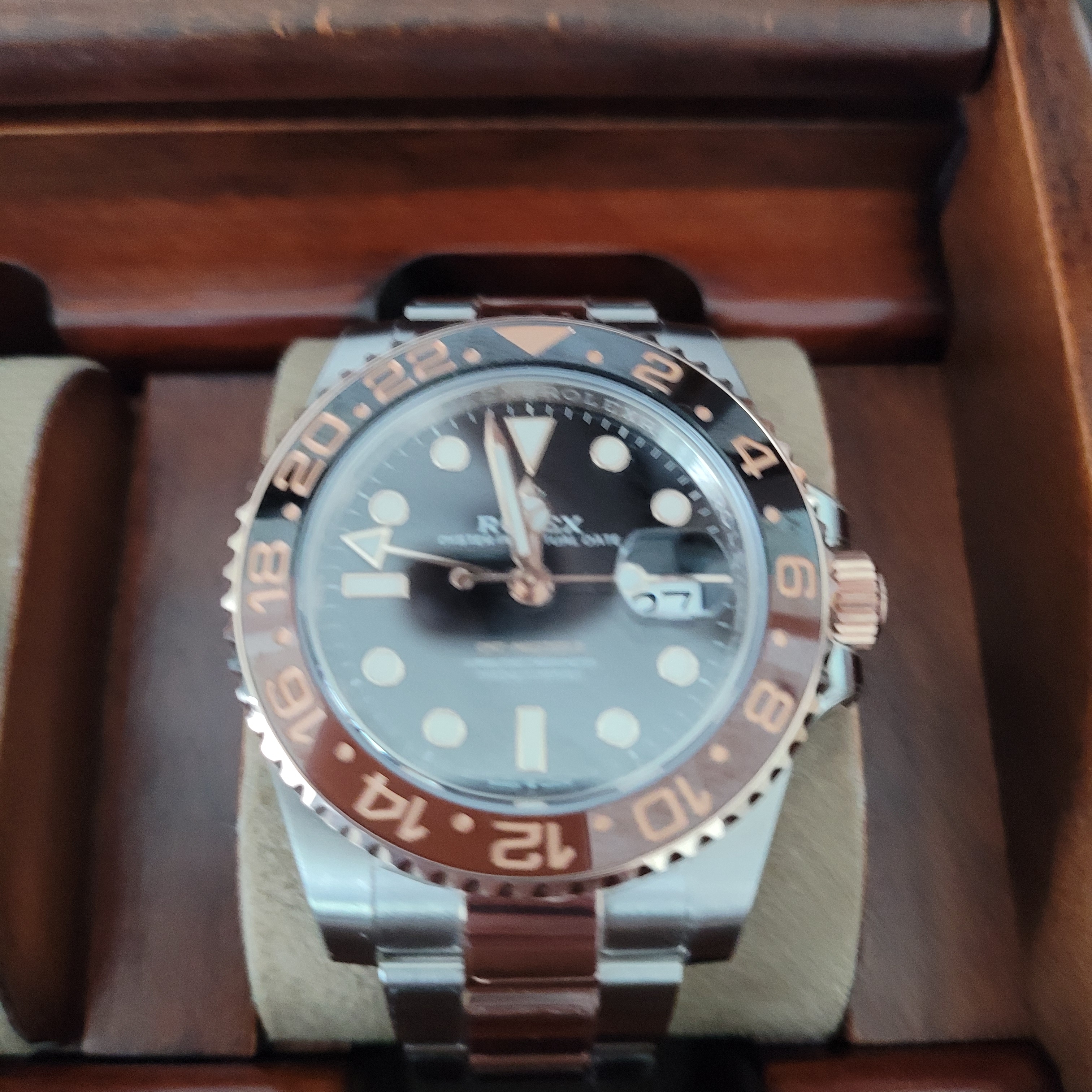 Rolex GMT-Master II 40mm 126711CHNR Black Oyster, Rolex GMT-Master II 40mm 126710BLRO Black Jubilee 착용 스타일 - 3