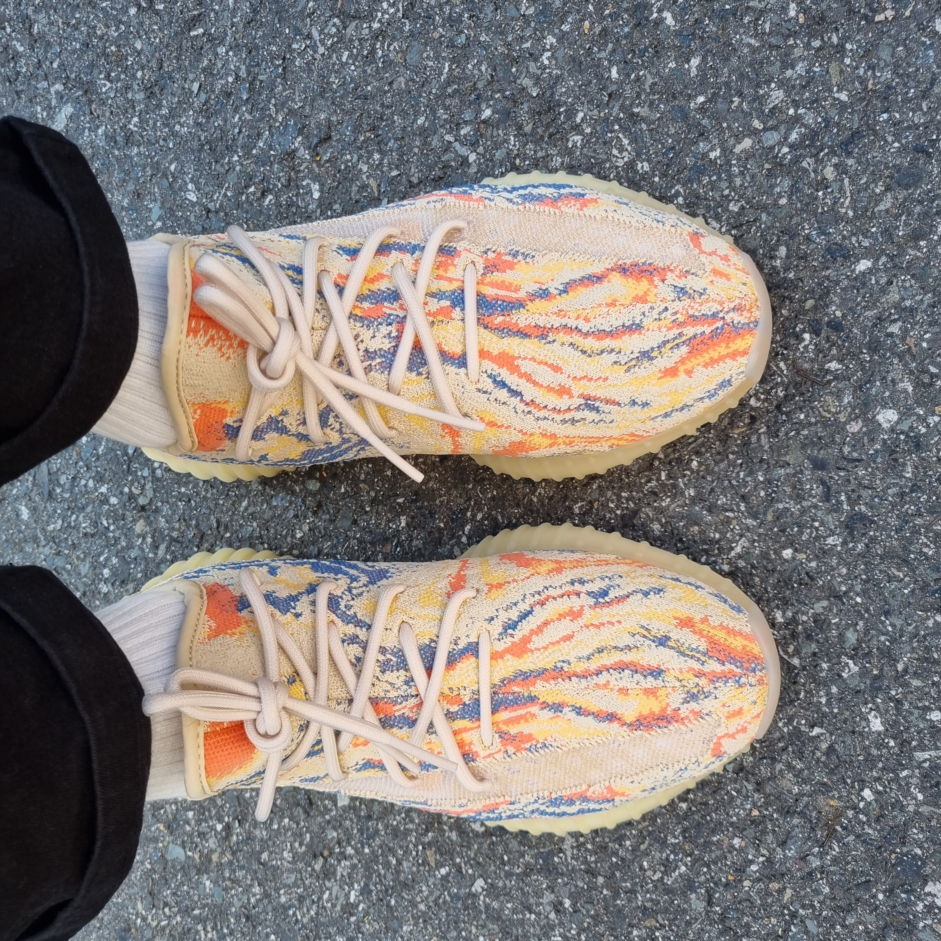 Adidas Yeezy Boost 350 V2 MX Oat 착용 스타일
