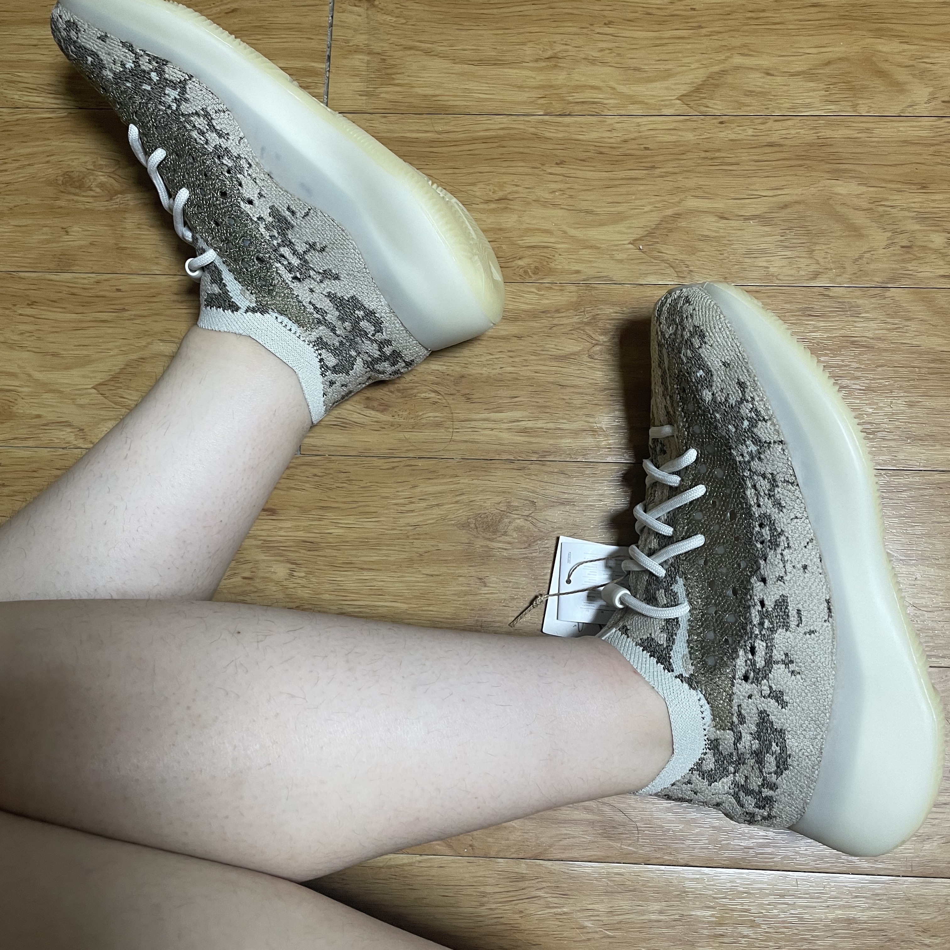 Adidas Yeezy Boost 380 Pyrite 착용 스타일 - 1