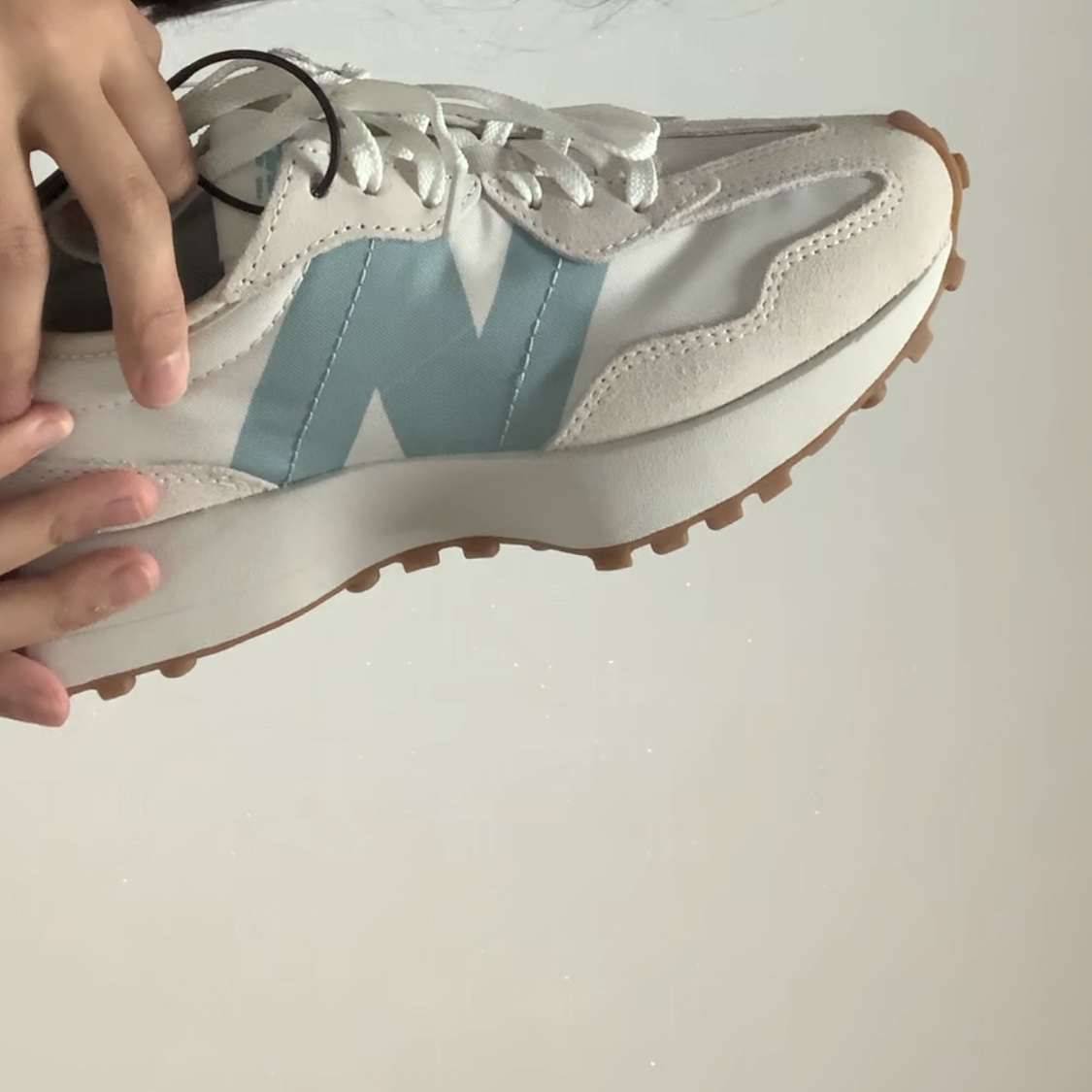 (W) New Balance 327 Moonbeam Storm Blue 착용 스타일