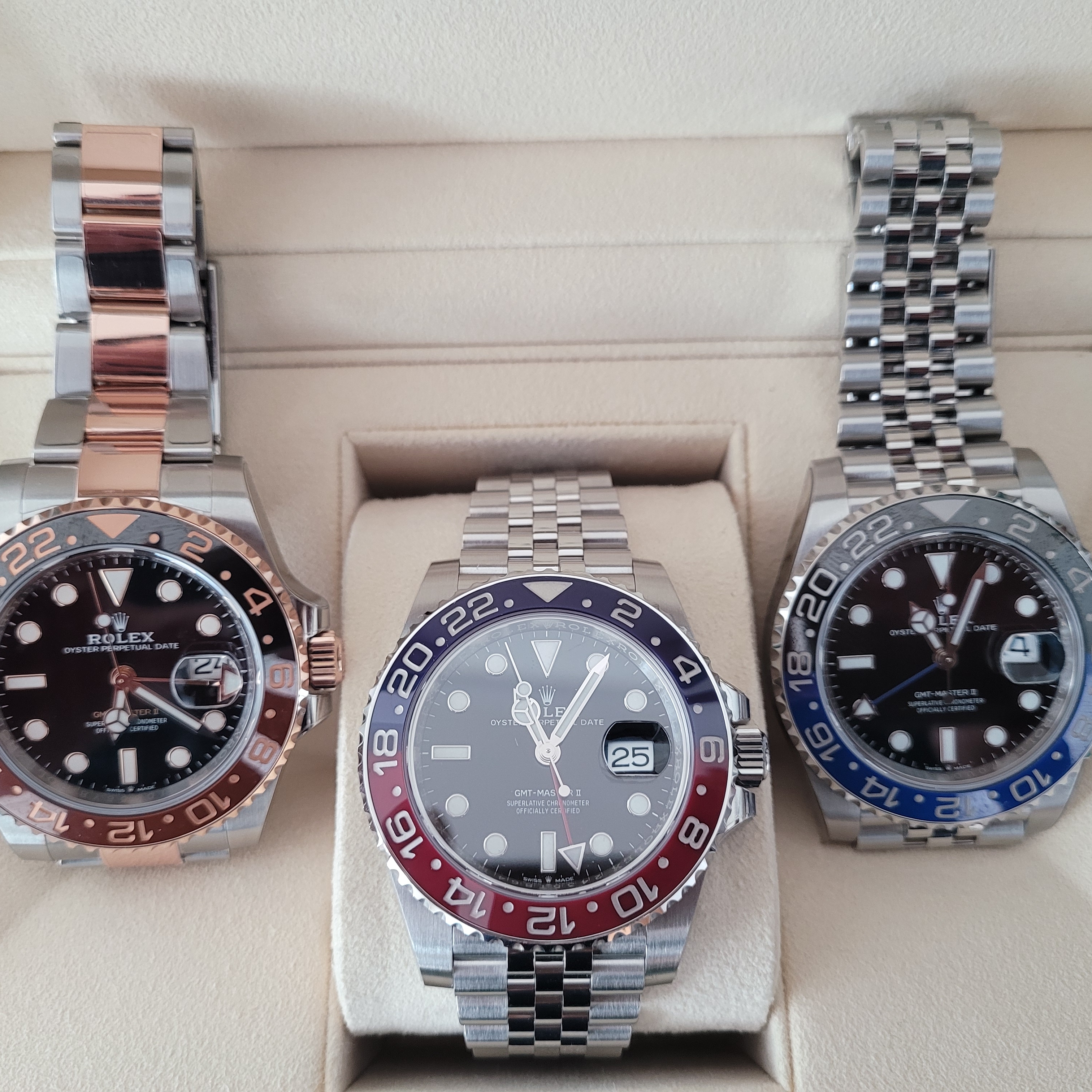 Rolex GMT-Master II 40mm 126711CHNR Black Oyster, Rolex GMT-Master II 40mm 126710BLRO Black Jubilee 착용 스타일 - 1