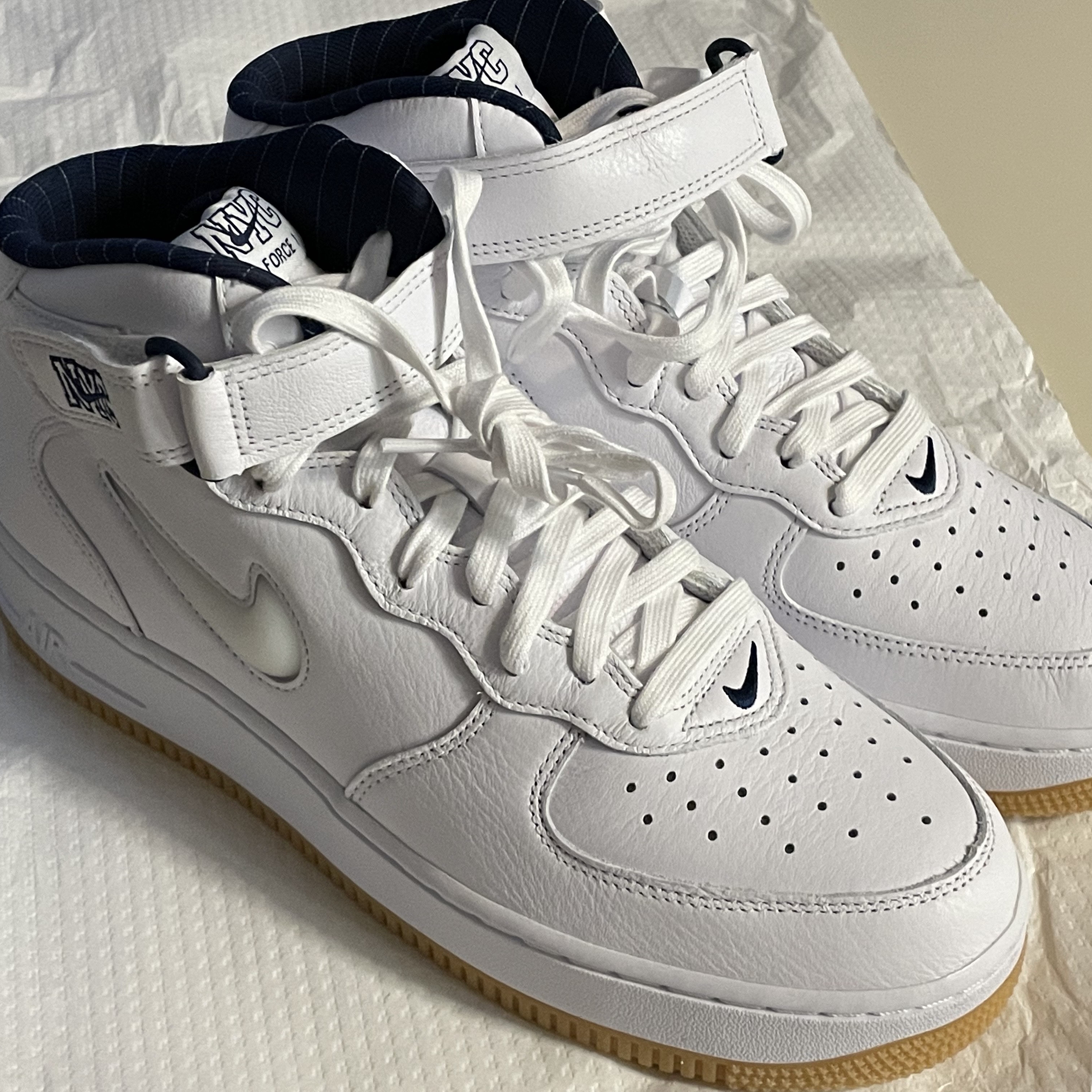 Nike Air Force 1 Mid QS NYC White Midnight Navy 착용 스타일 - 1