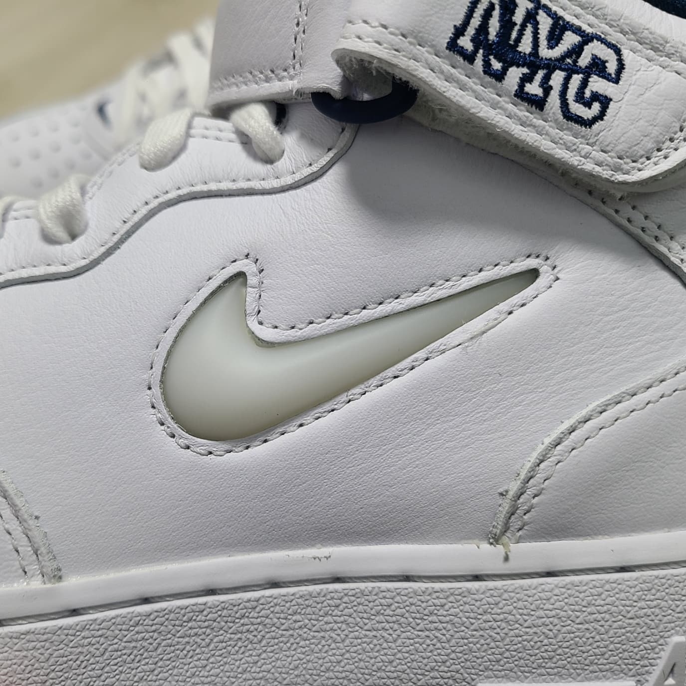 Nike Air Force 1 Mid QS NYC White Midnight Navy 착용 스타일 - 3