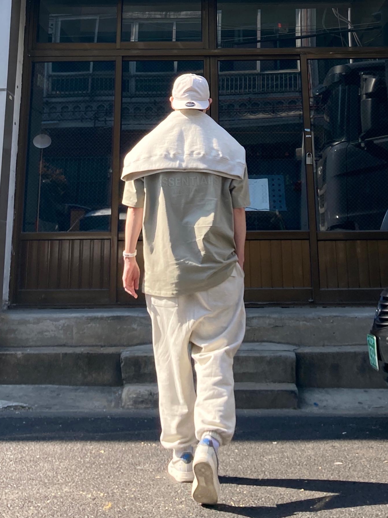 Essentials T-Shirt Pistachio - 21FW, Nike Air Force 1 '07 LV8 Paint Splatter Light Bone 착용 스타일 - 4