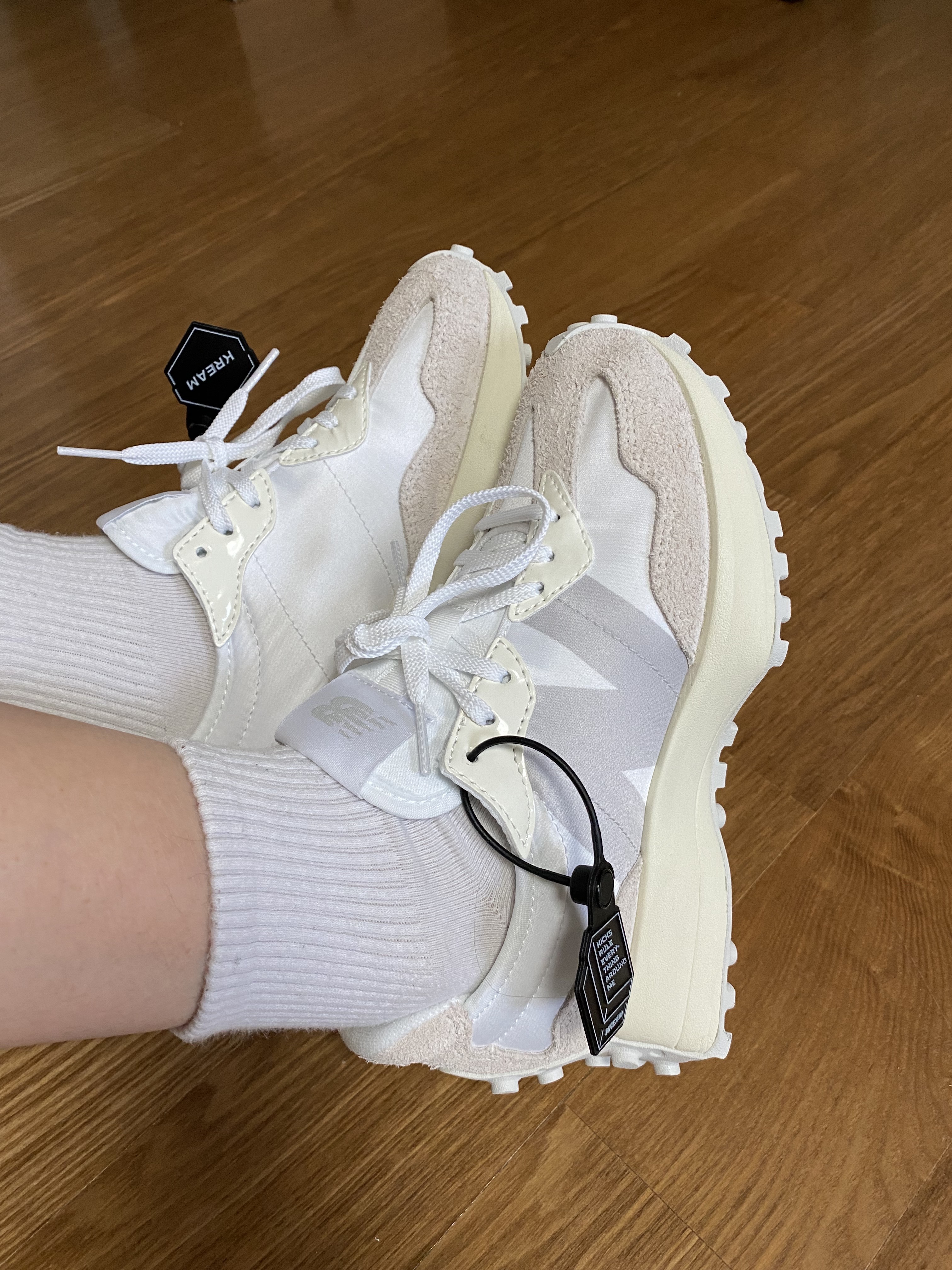 (W) New Balance 327 White Moonbeam 착용 스타일