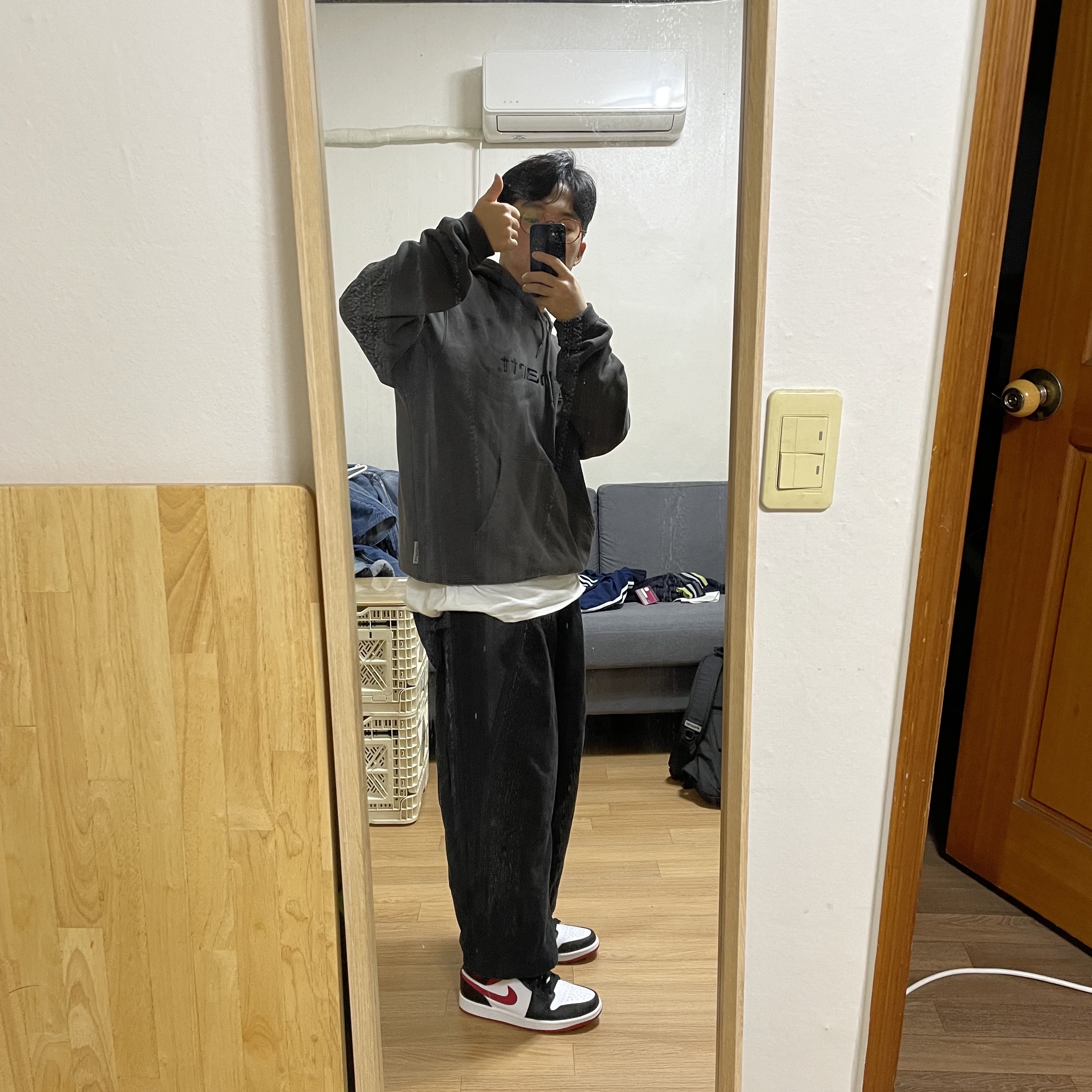 Jordan 1 Mid Gym Red Black White, Stussy x Our Legacy Work Shop T-Shirt White 착용 스타일 - 2