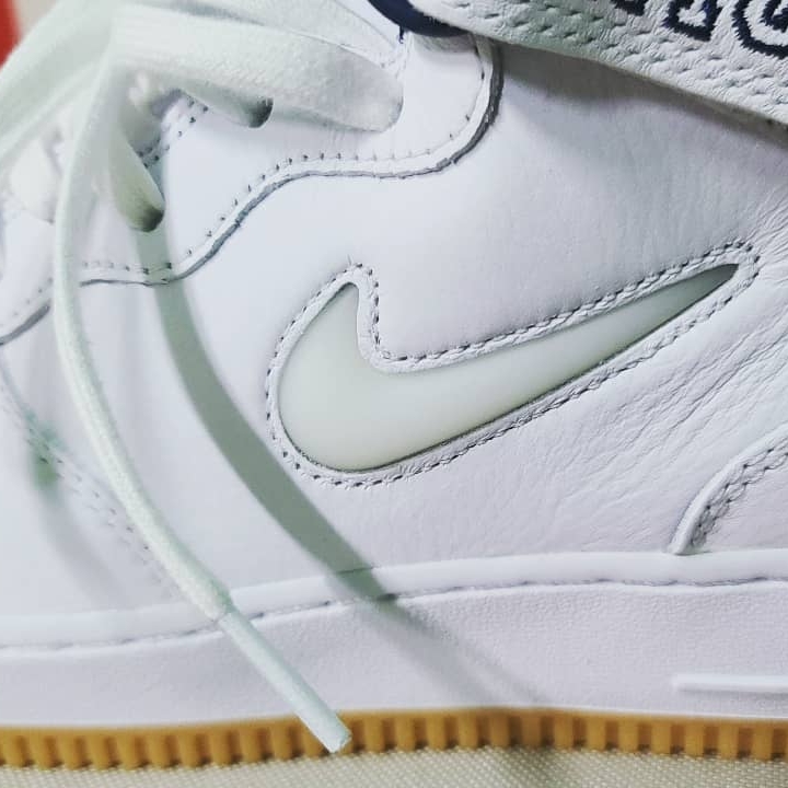 Nike Air Force 1 Mid QS NYC White Midnight Navy 착용 스타일 - 4