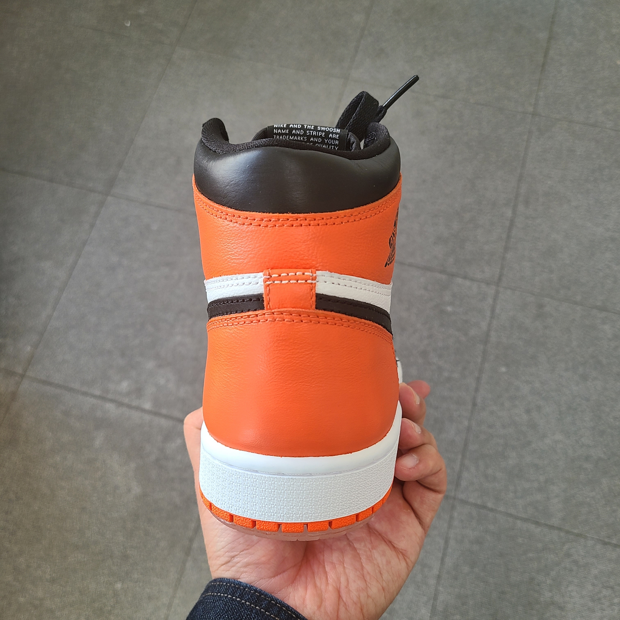 Jordan 1 Retro High OG Electro Orange 착용 스타일 - 2