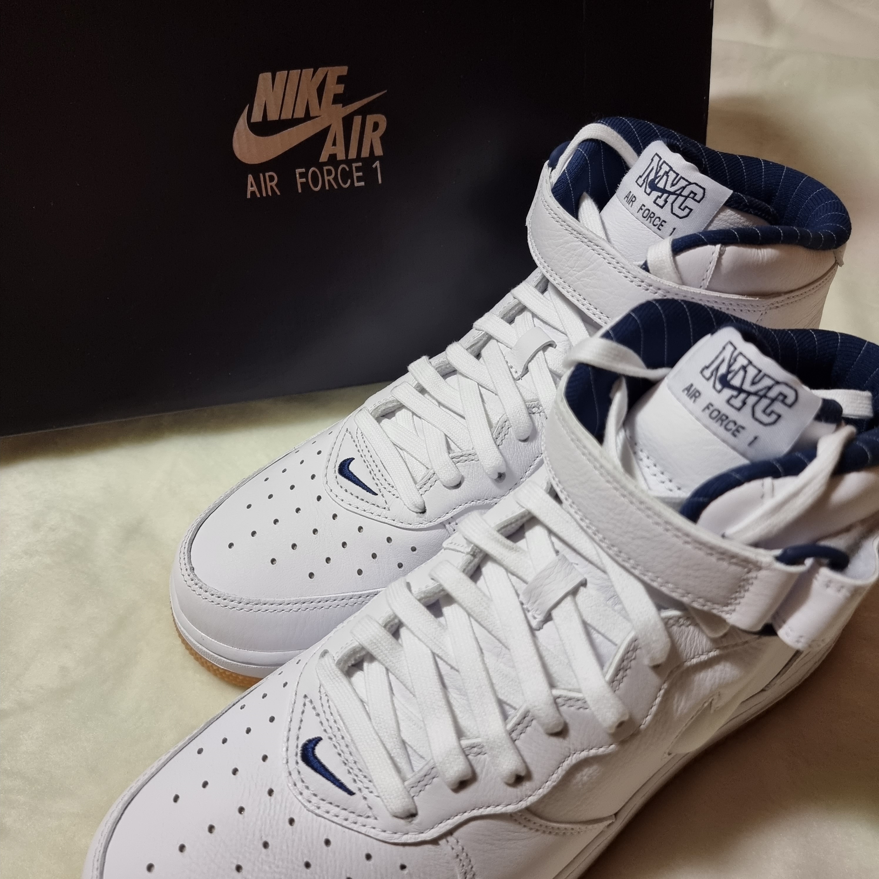 Nike Air Force 1 Mid QS NYC White Midnight Navy 착용 스타일 - 1