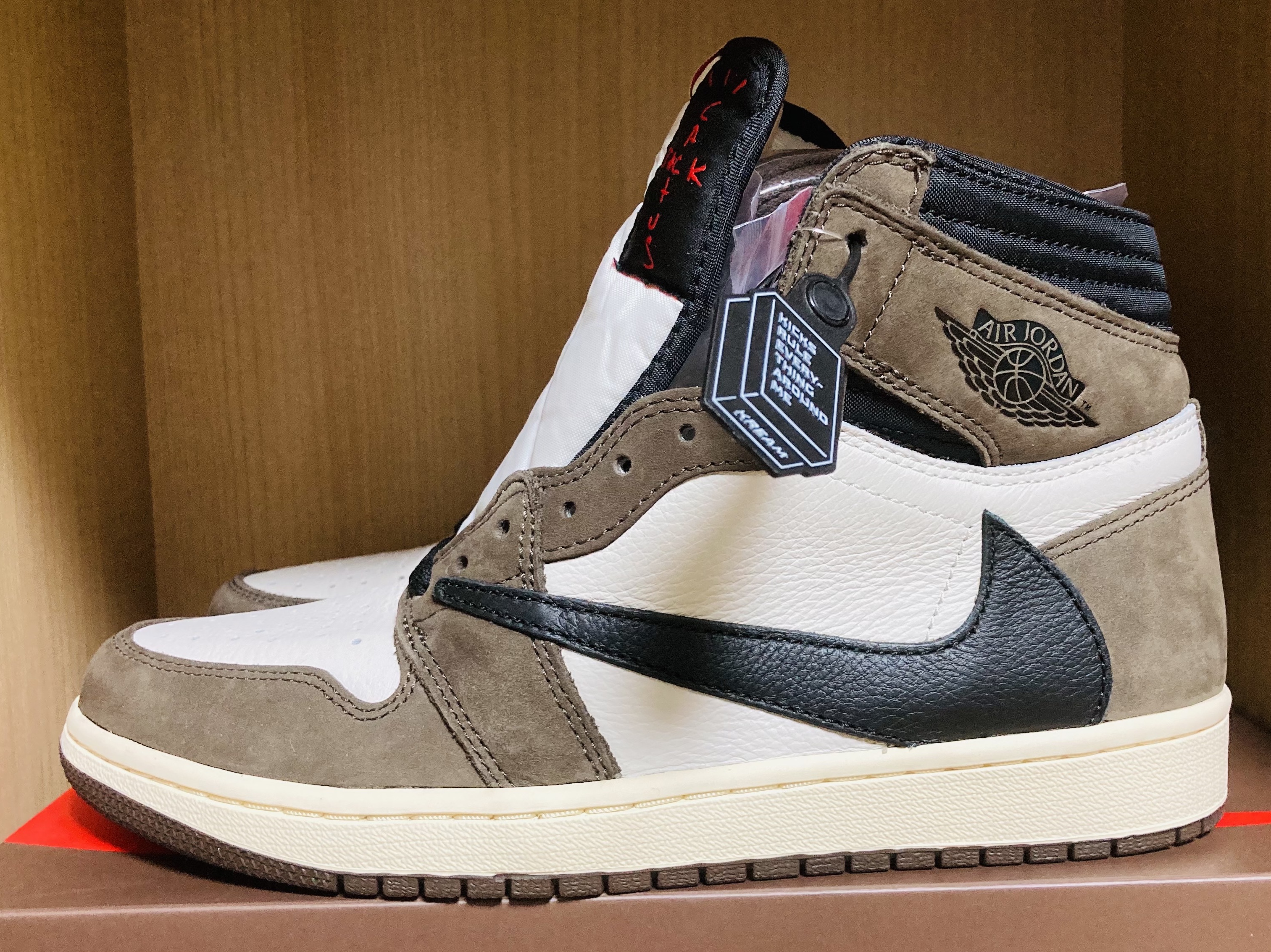 Jordan 1 x Travis Scott Retro High OG SP Mocha 착용 스타일 - 1