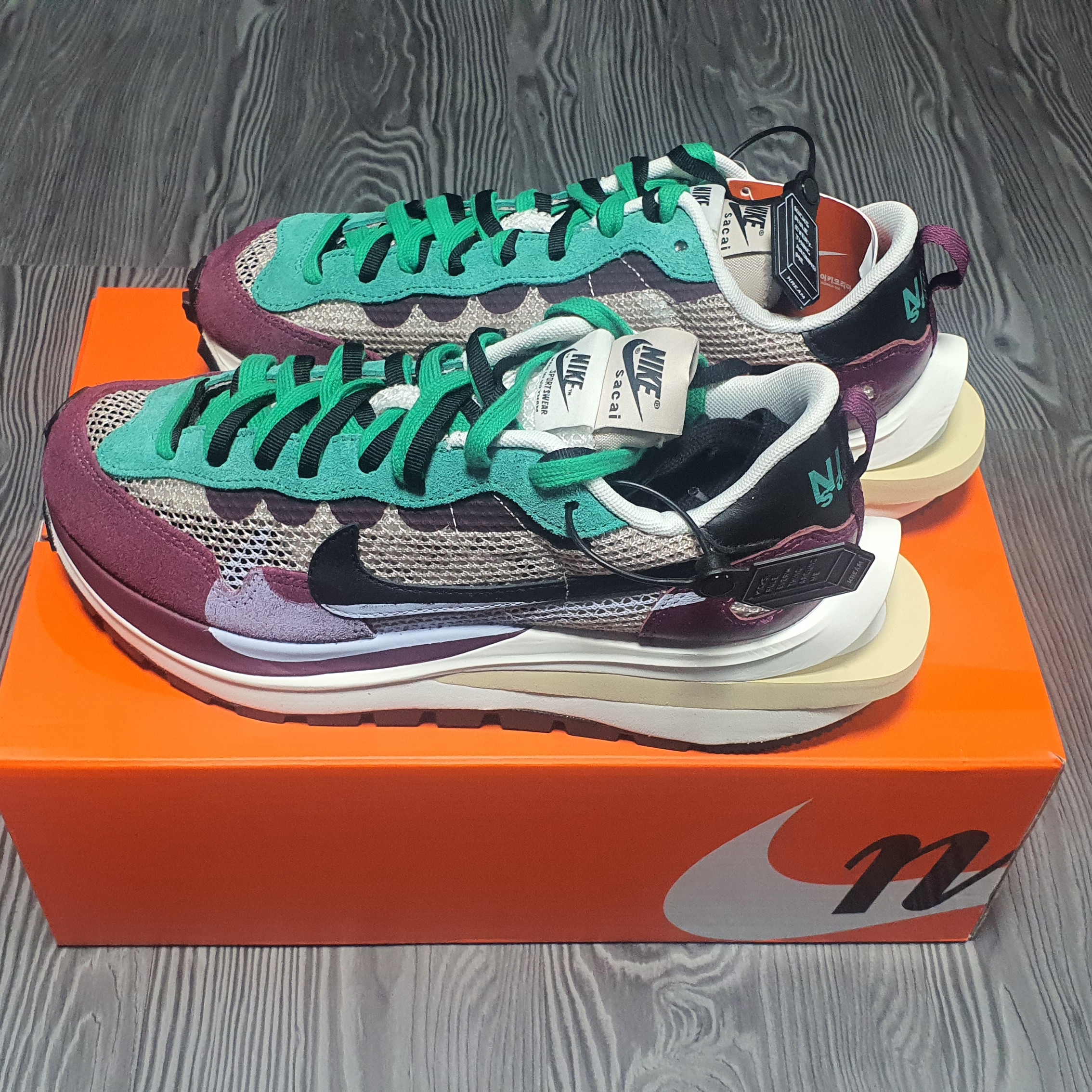 Nike x Sacai VaporWaffle String & Black Villain Red 착용 스타일