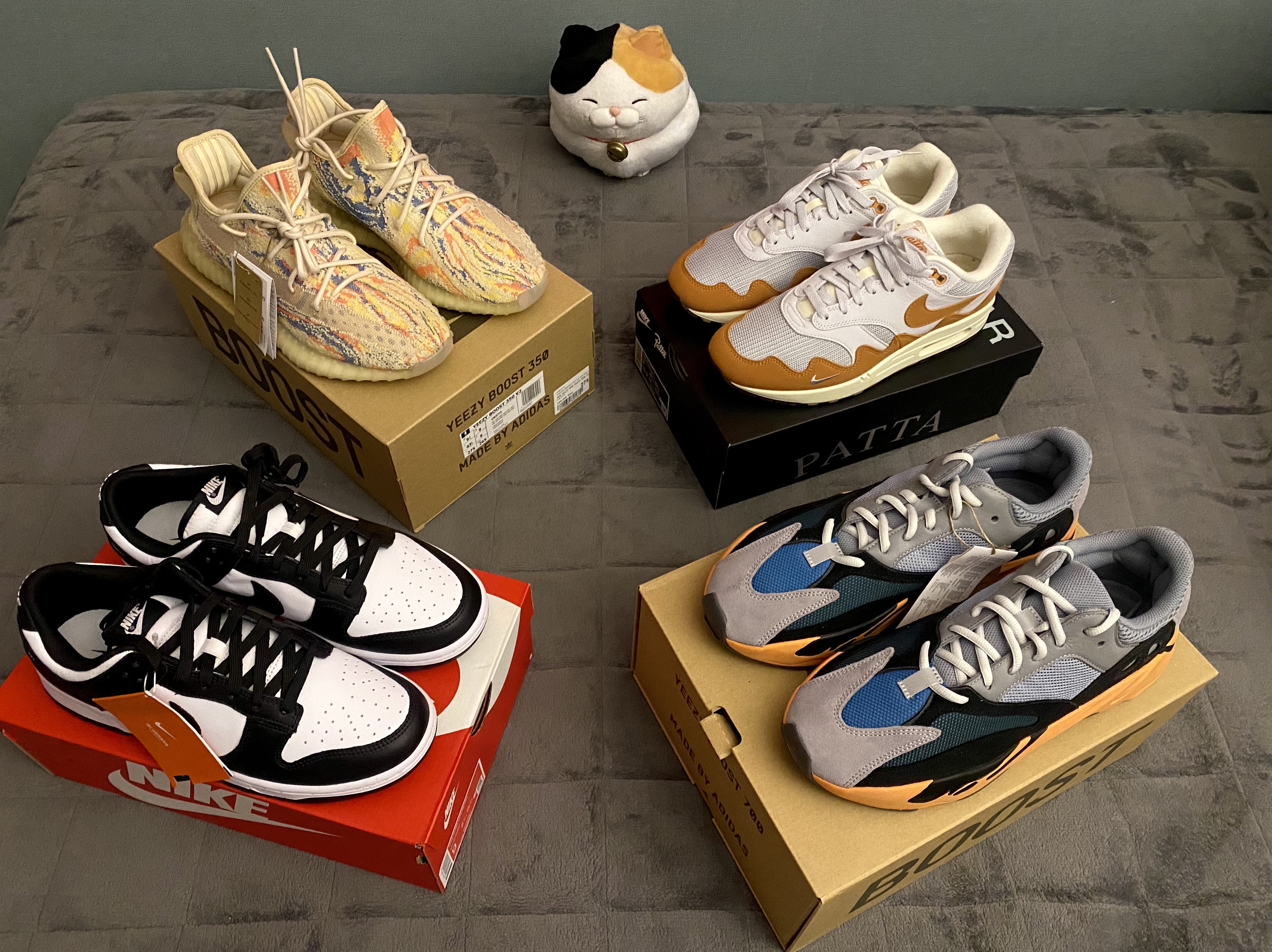 Adidas Yeezy Boost 350 V2 MX Oat, Nike x Patta Air Max 1 Monarch 착용 스타일