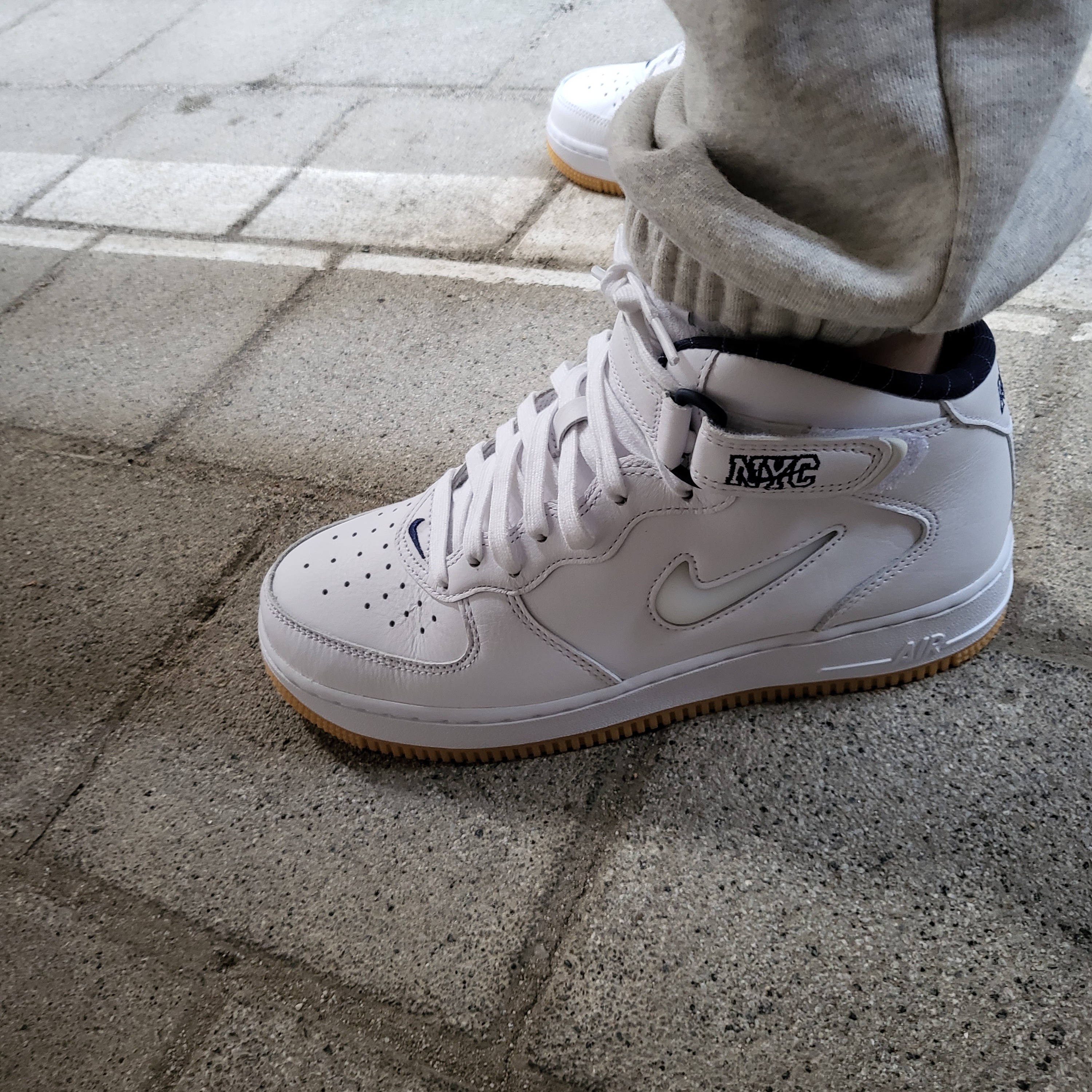 Nike Air Force 1 Mid QS NYC White Midnight Navy 착용 스타일