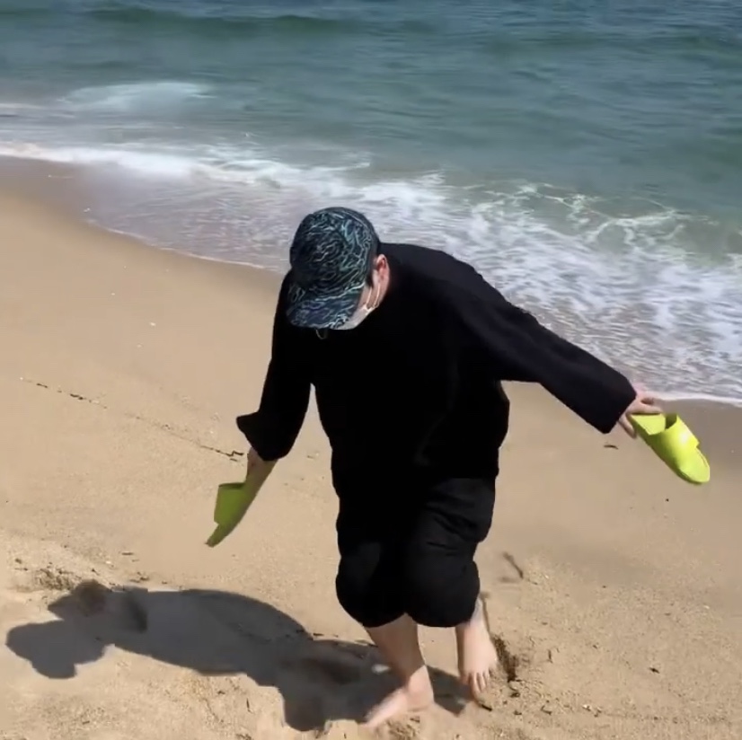 Nike x Stussy Benassi Slide Volt 착용 스타일