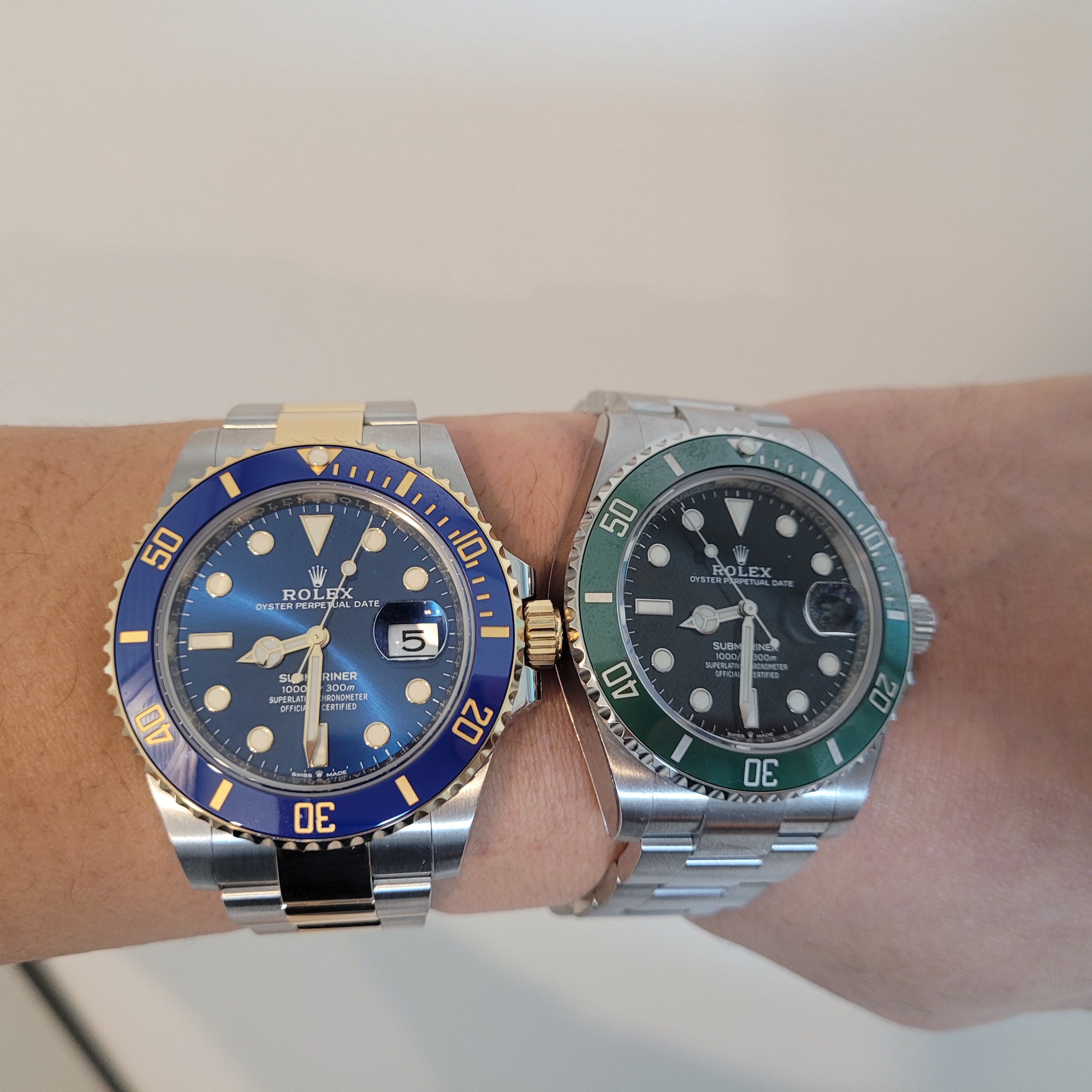 Rolex Submariner Date 41mm 126613LB Royal Blue Oyster, Rolex Submariner Date 41mm 126610LV Black Oyster 착용 스타일 - 1
