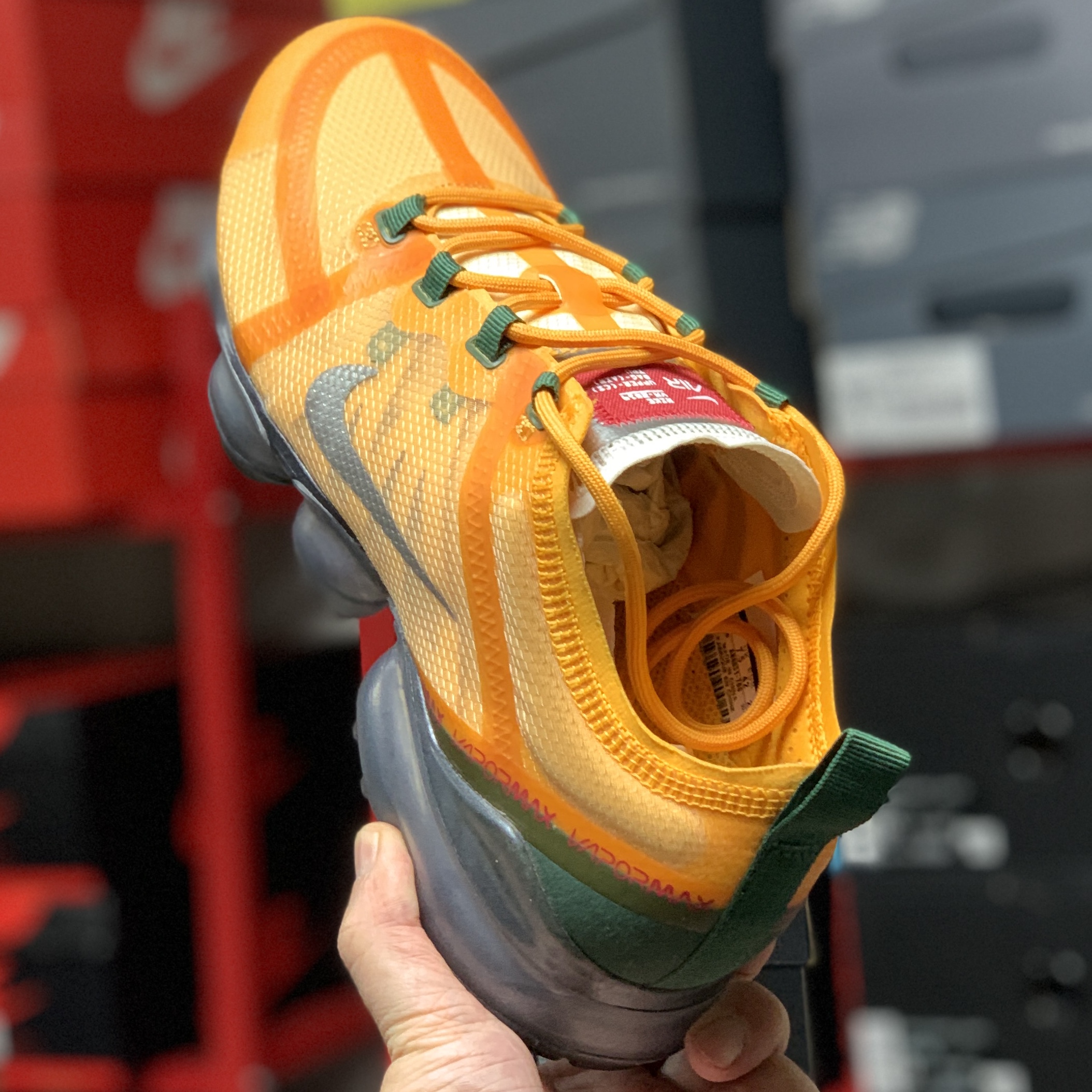 Nike Air VaporMax 2019 Canyon Gold 착용 스타일 - 2