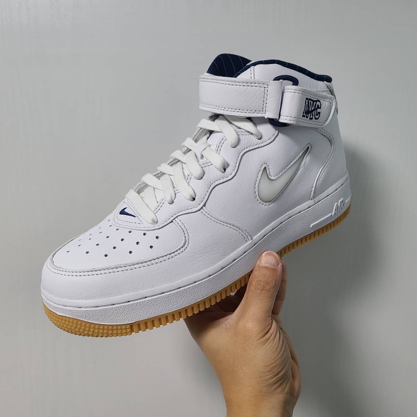 Nike Air Force 1 Mid QS NYC White Midnight Navy 착용 스타일 - 1