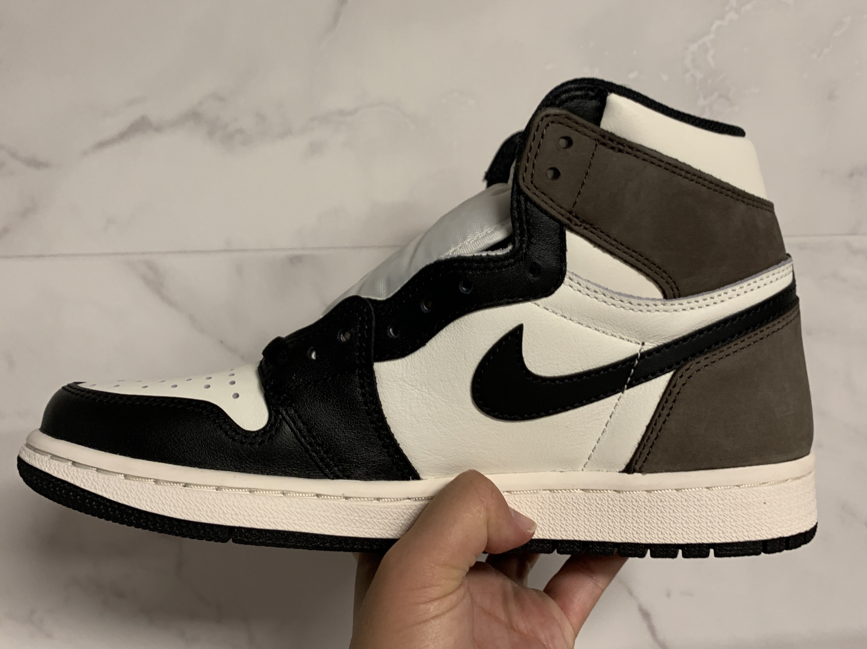 Jordan 1 Retro High OG Black Mocha 착용 스타일 - 1
