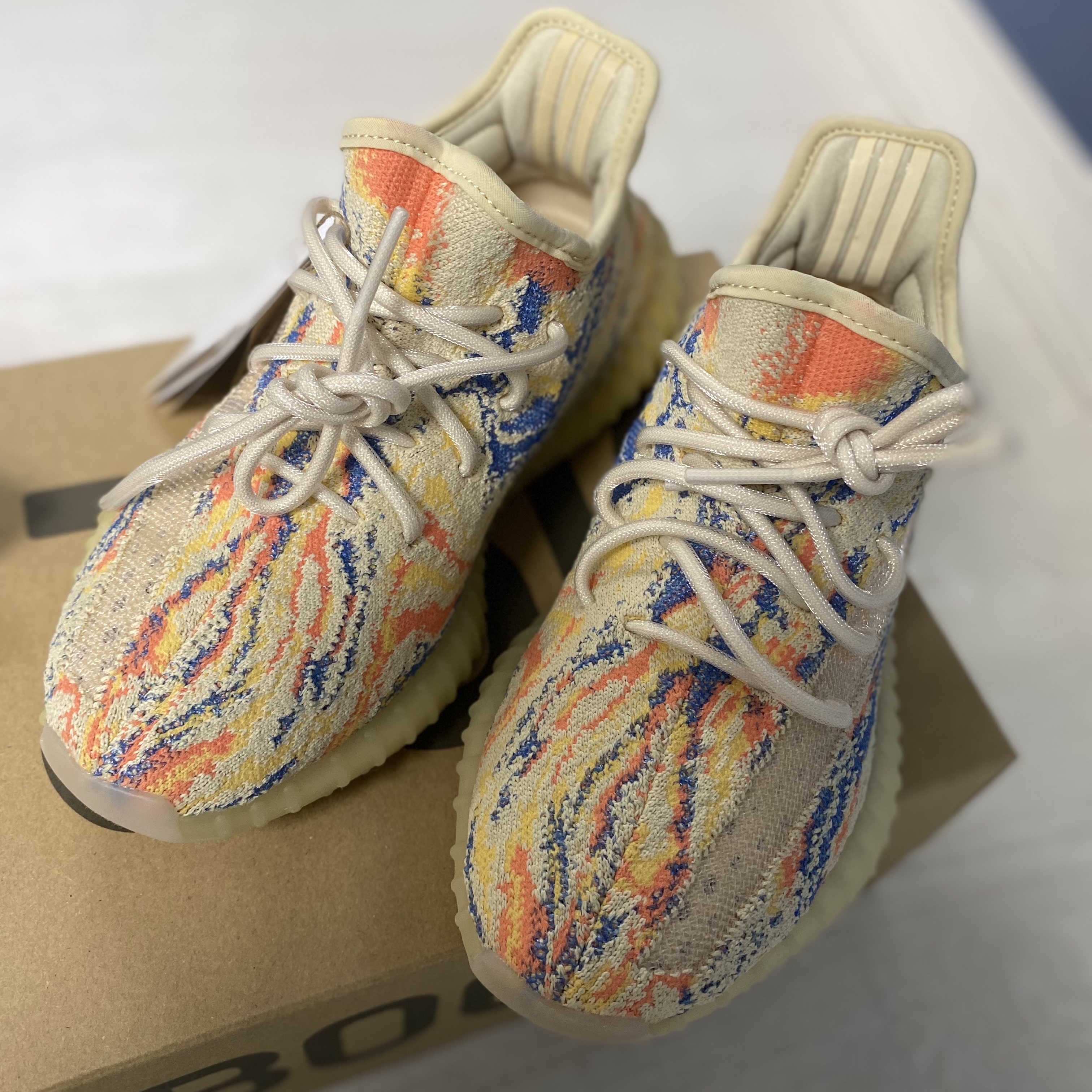 Adidas Yeezy Boost 350 V2 MX Oat 착용 스타일 - 3