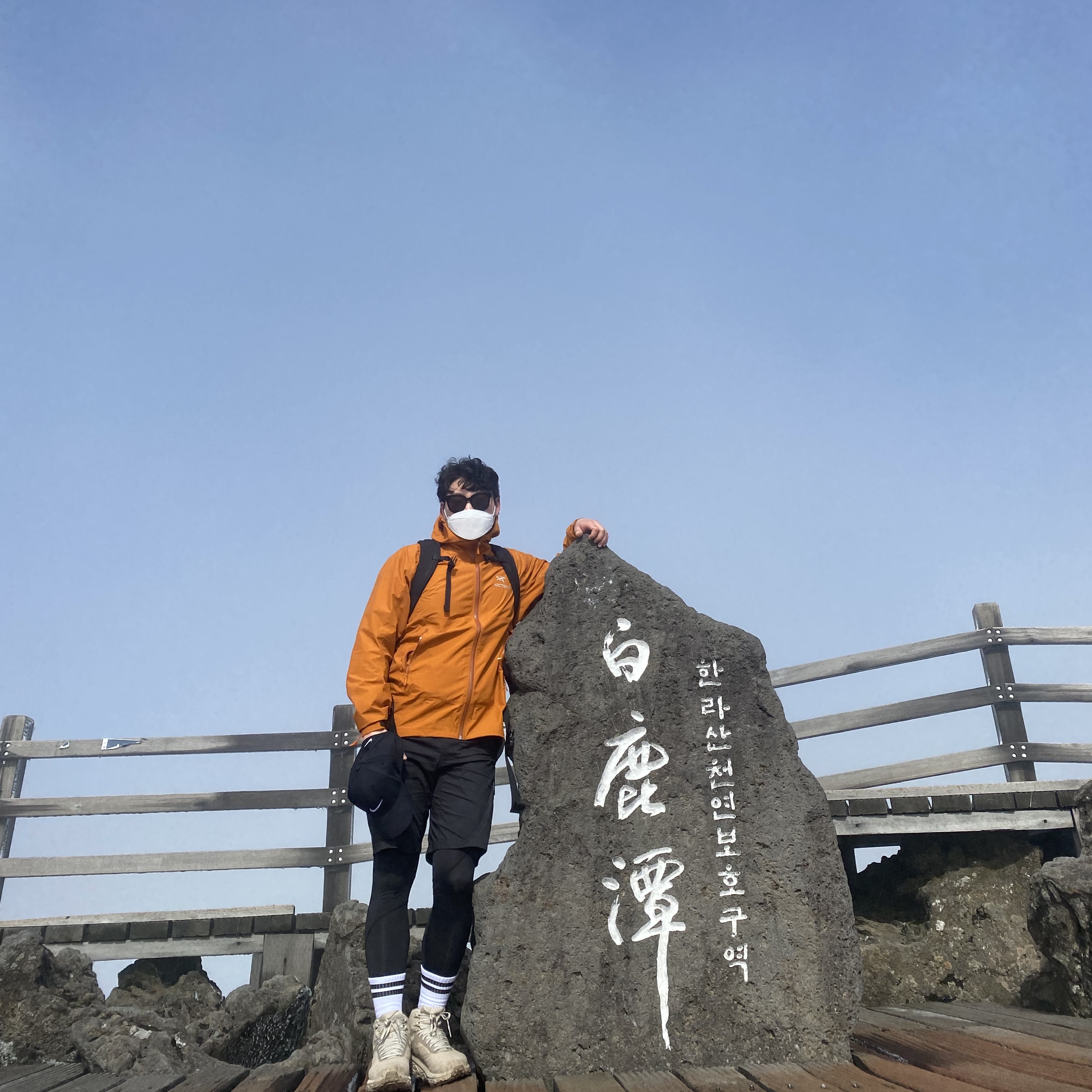 Arc'teryx Zeta SL Jacket Wildchild, Hoka Sky Kaha Event Tan 착용 스타일