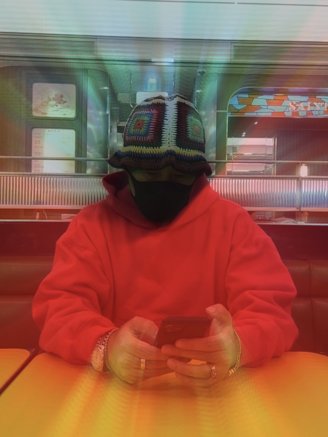 Yeezy Gap Hoodie Red 착용 스타일 - 3