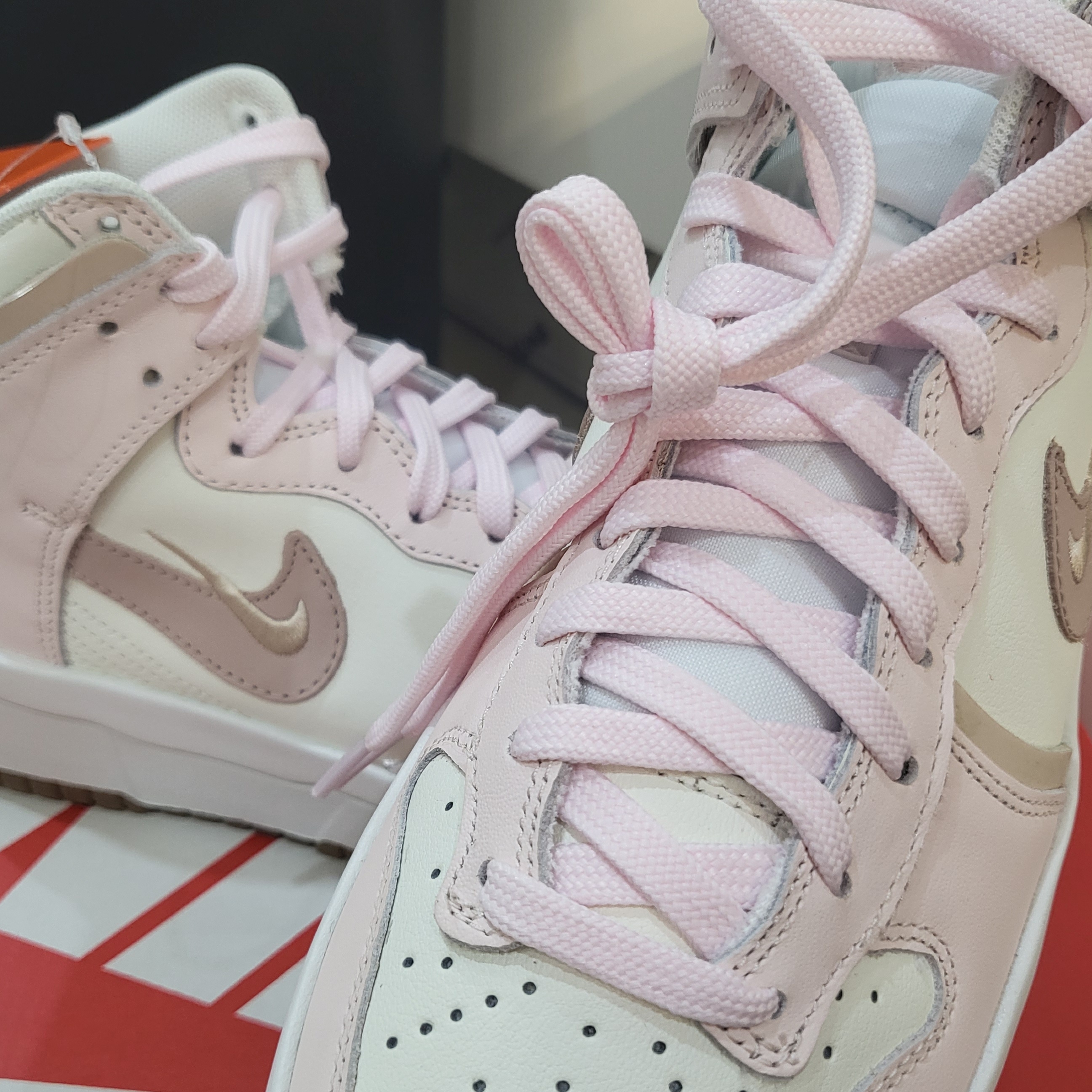 (W) Nike Dunk High Up Pink Oxford 착용 스타일 - 2