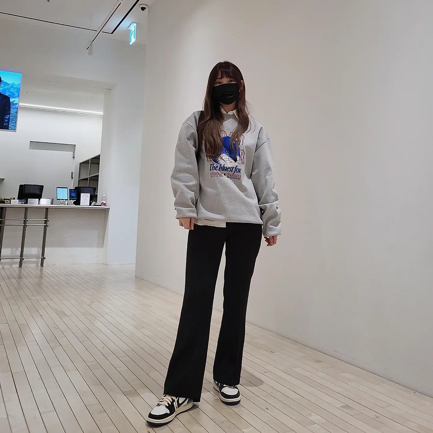 Jordan 1 x Travis Scott x Fragment Retro Low OG SP Military Blue, Maison Kitsune x Ader Error The Bluest Fox Sweatshirt Grey 착용 스타일 - 1