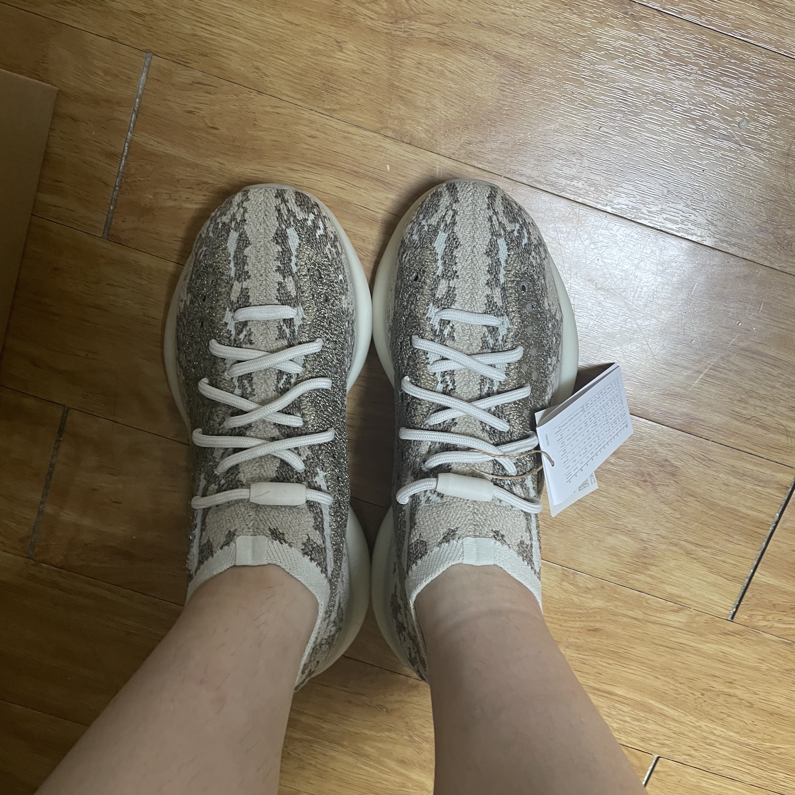 Adidas Yeezy Boost 380 Pyrite 착용 스타일 - 2