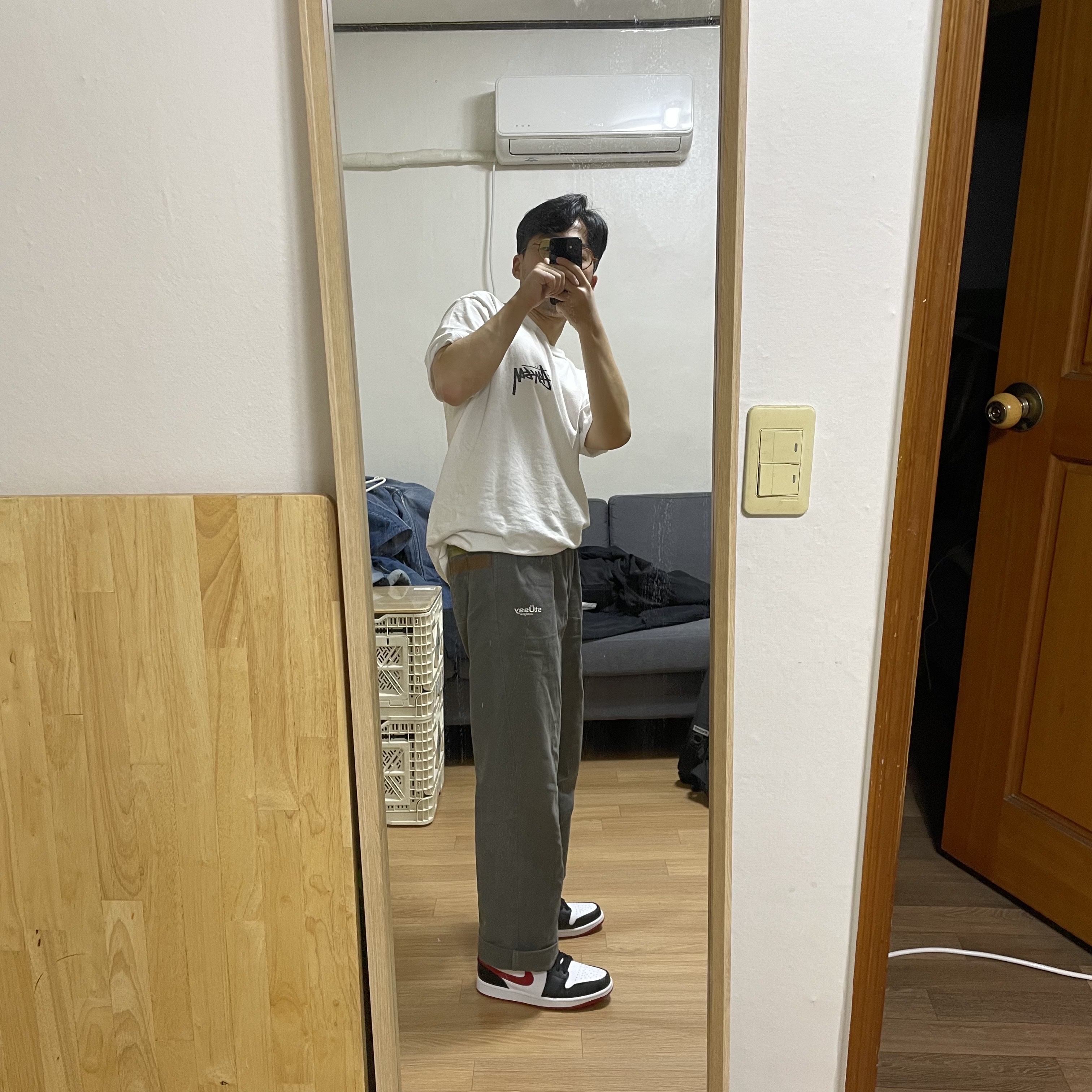 Jordan 1 Mid Gym Red Black White, Stussy x Our Legacy Work Shop T-Shirt White 착용 스타일 - 1