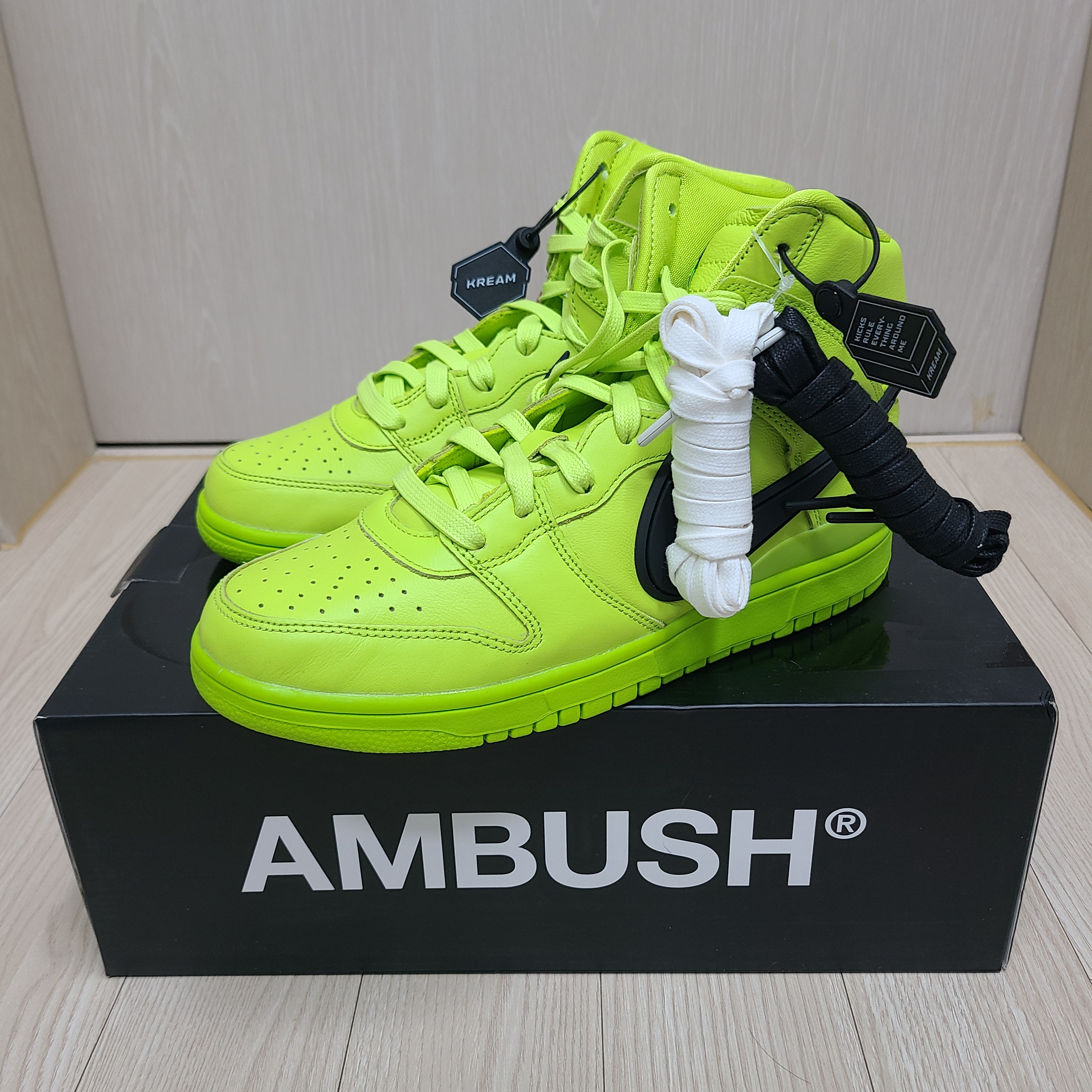 Nike x Ambush Dunk High Flash Lime 착용 스타일 - 3