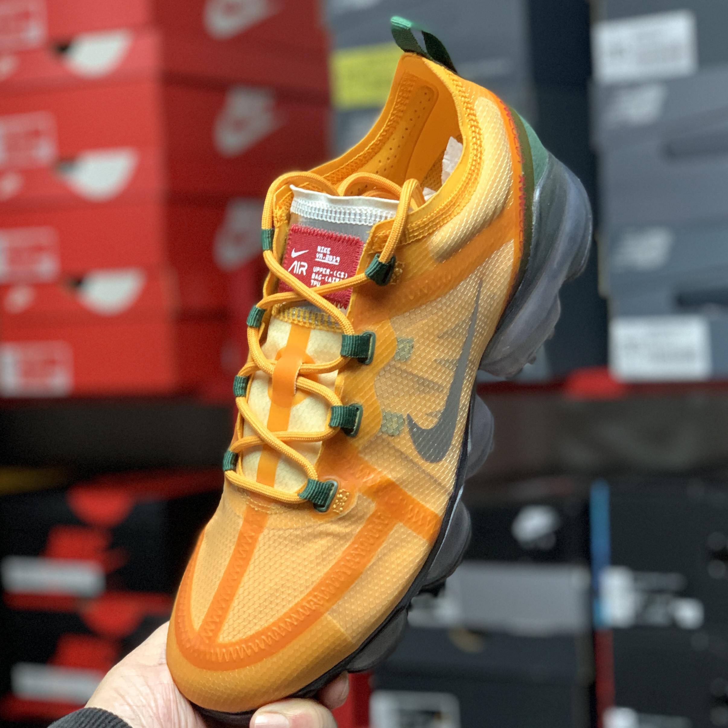 Nike Air VaporMax 2019 Canyon Gold 착용 스타일 - 1