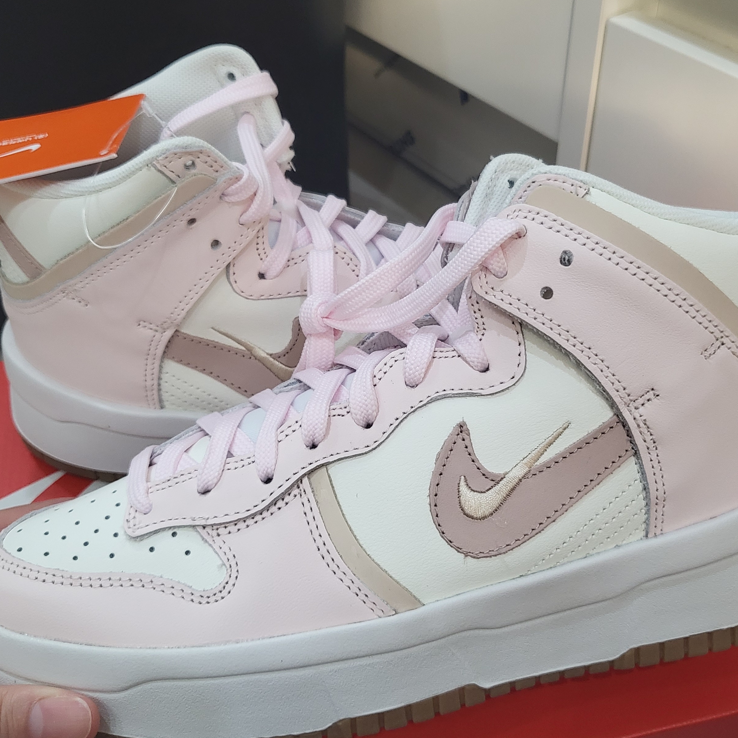 (W) Nike Dunk High Up Pink Oxford 착용 스타일 - 1