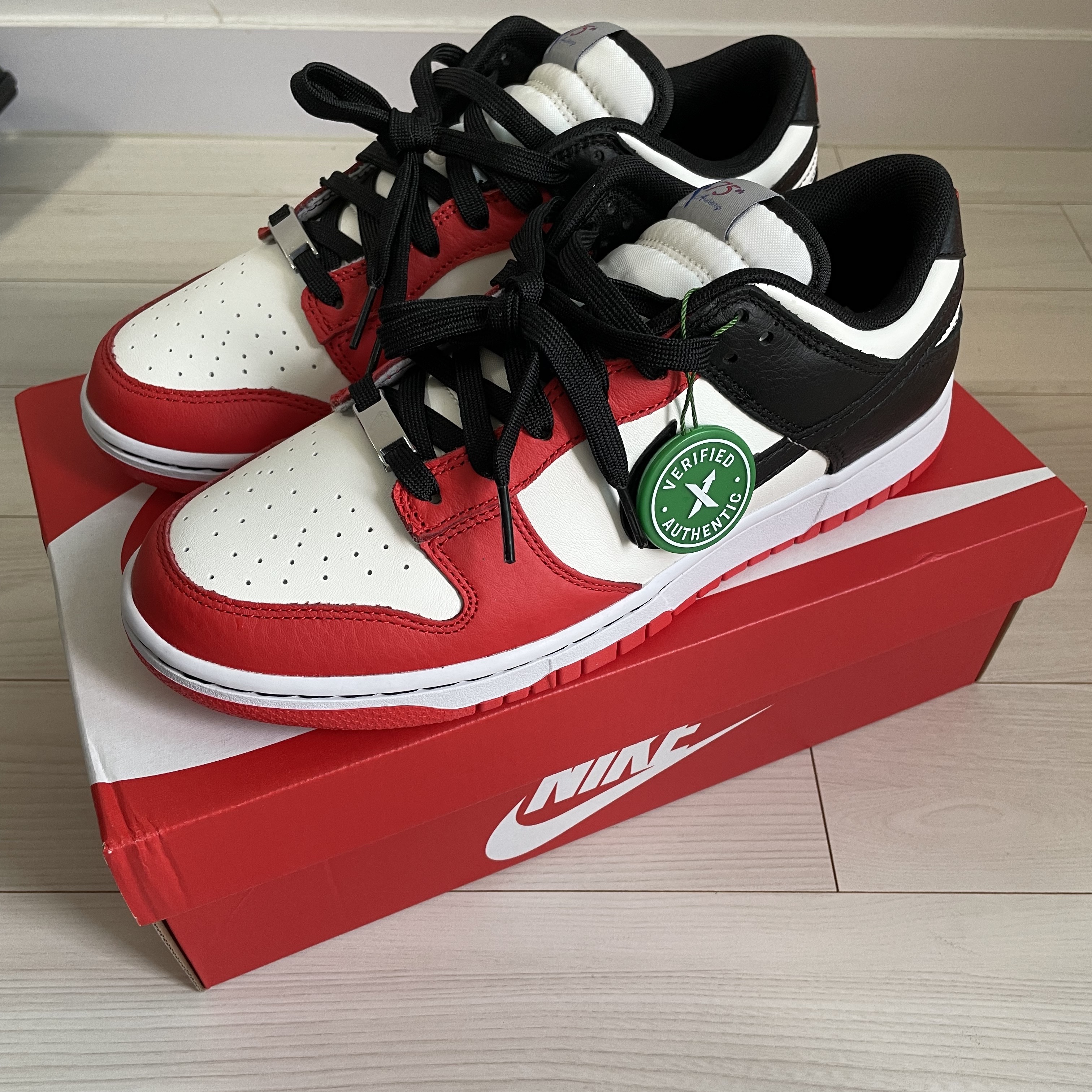 Nike x NBA Dunk Low Retro EMB Black and Chile Red 착용 스타일