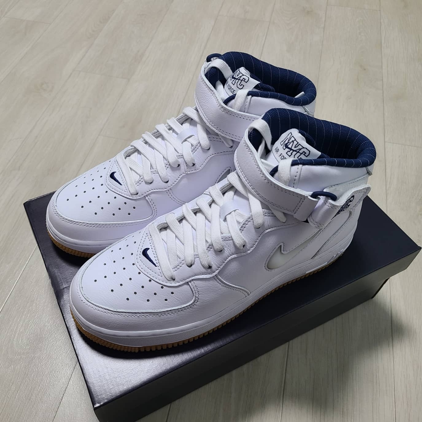 Nike Air Force 1 Mid QS NYC White Midnight Navy 착용 스타일 - 2
