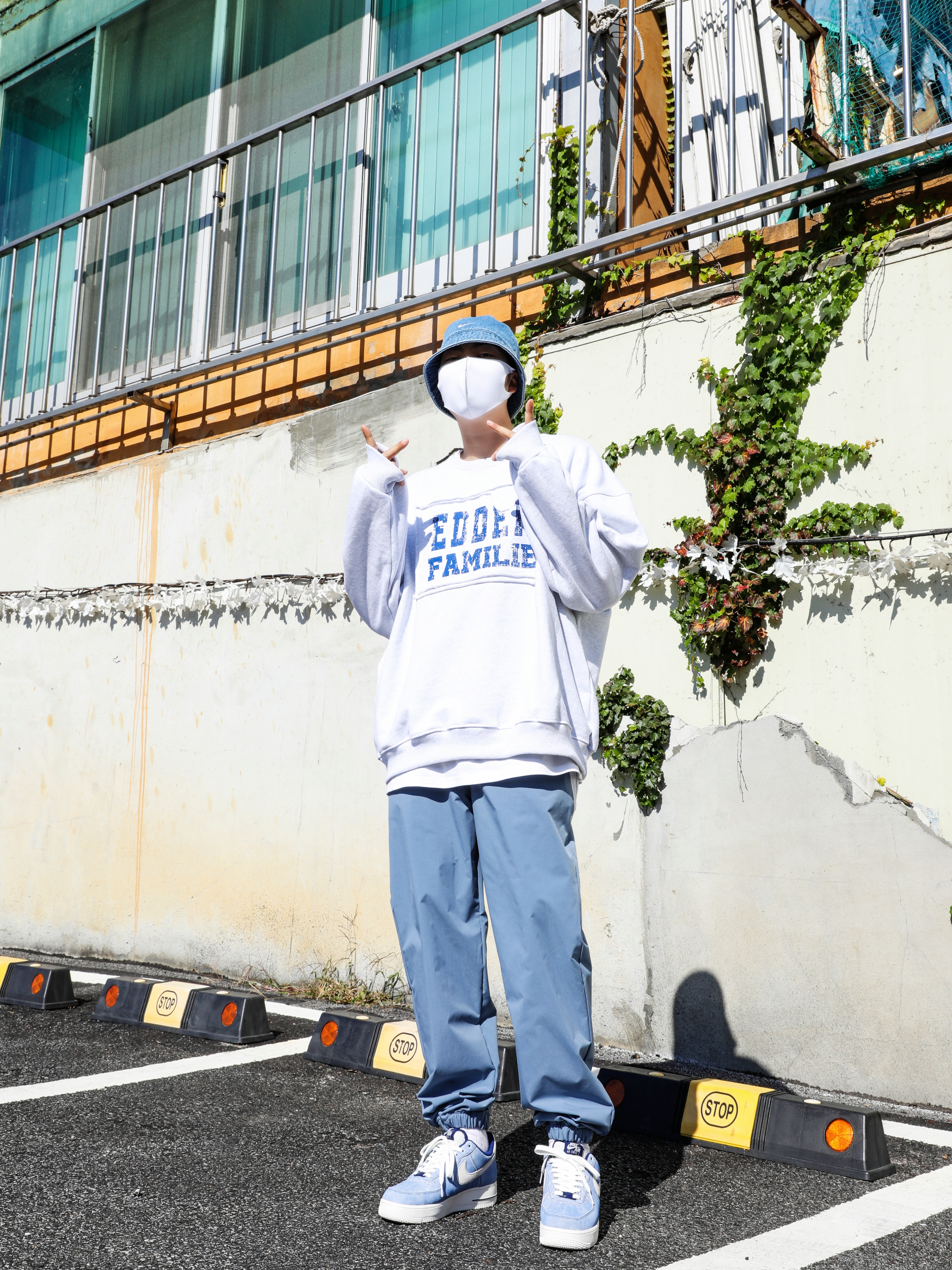 Nike Air Force 1 '07 LV8 Dusty Blue 착용 스타일 - 1