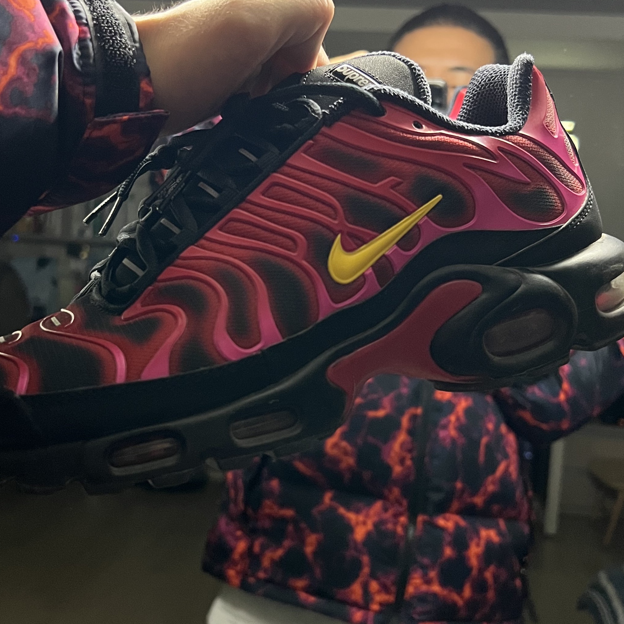 The North Face Printed 1996 Retro Nuptse Jacket Poison Frog Camouflage, Nike x Supreme Air Max Plus TN Fire Pink 착용 스타일 - 2