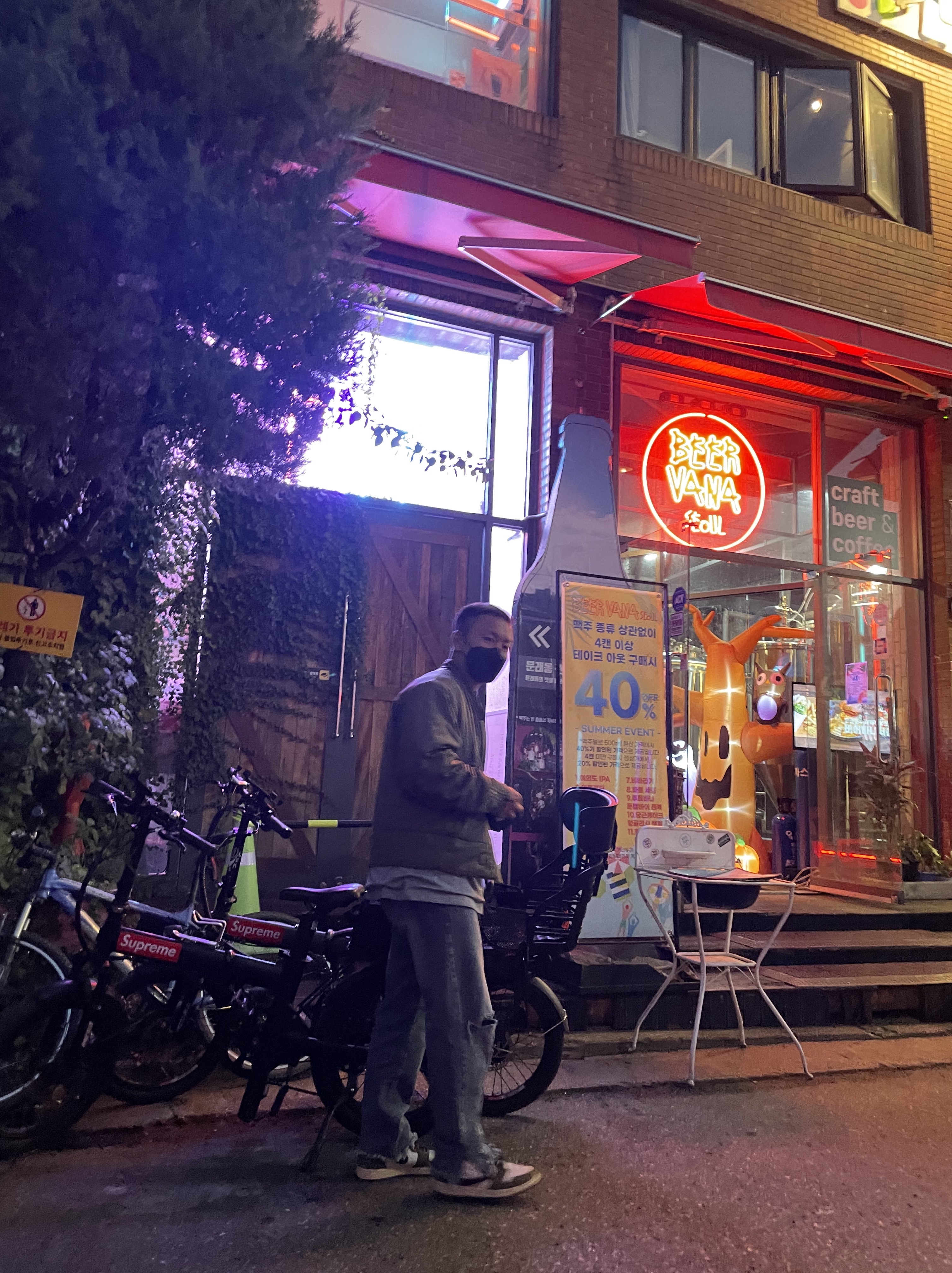 Jordan 1 x Travis Scott Retro High OG SP Mocha, Nike x Cactus Plant Flea Market L/S Jersey Grey - US/EU 착용 스타일 - 3