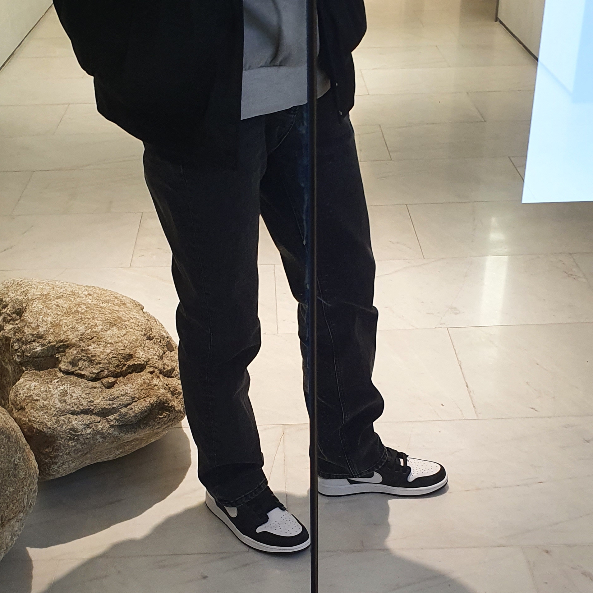Jordan 1 High FlyEase Black White 착용 스타일 - 3