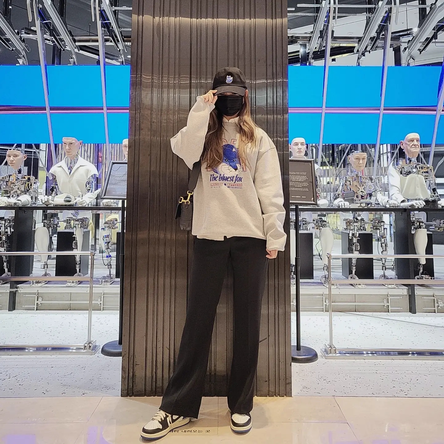 Jordan 1 x Travis Scott x Fragment Retro Low OG SP Military Blue, Maison Kitsune x Ader Error The Bluest Fox Sweatshirt Grey 착용 스타일 - 2