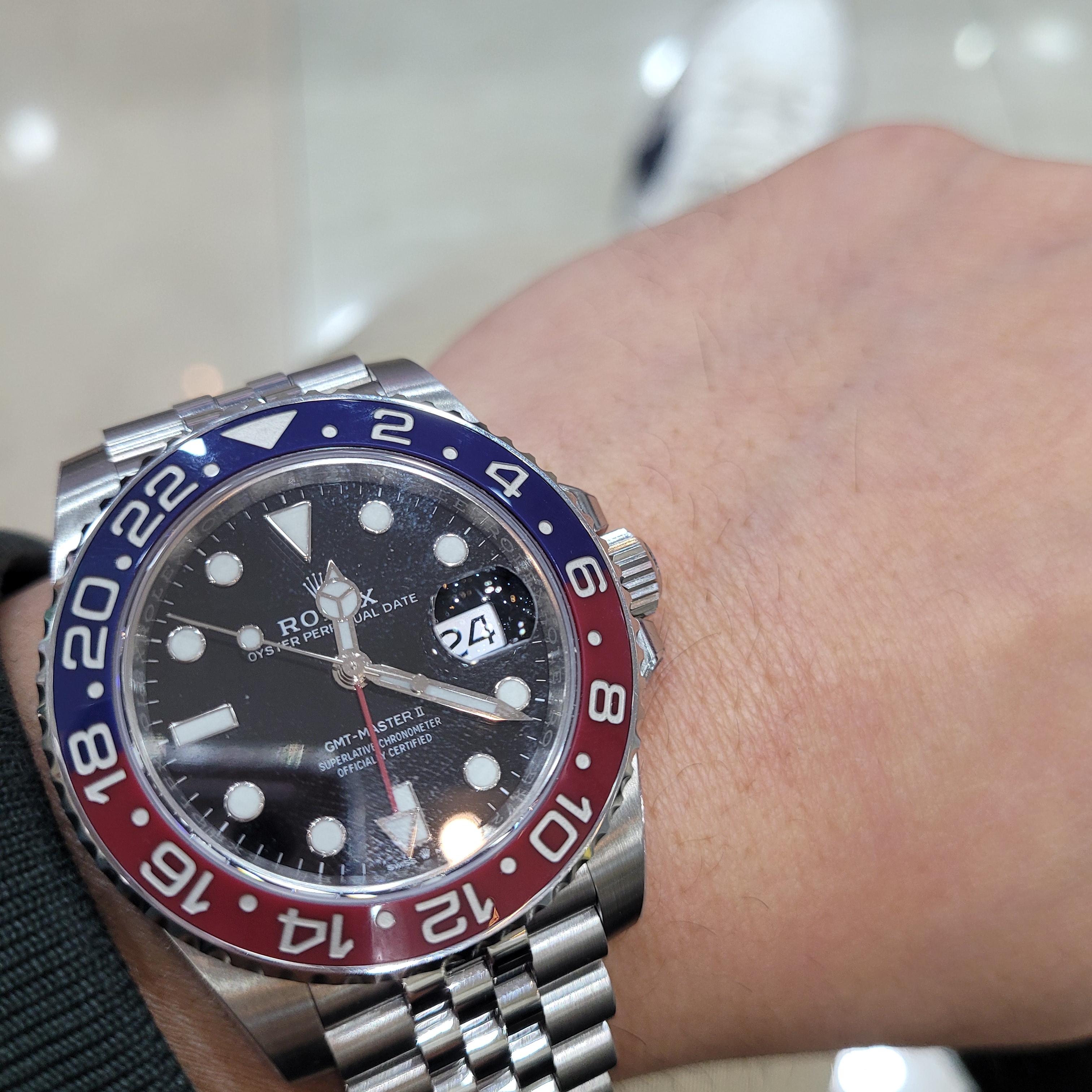 Rolex GMT-Master II 40mm 126711CHNR Black Oyster, Rolex GMT-Master II 40mm 126710BLRO Black Jubilee 착용 스타일 - 2