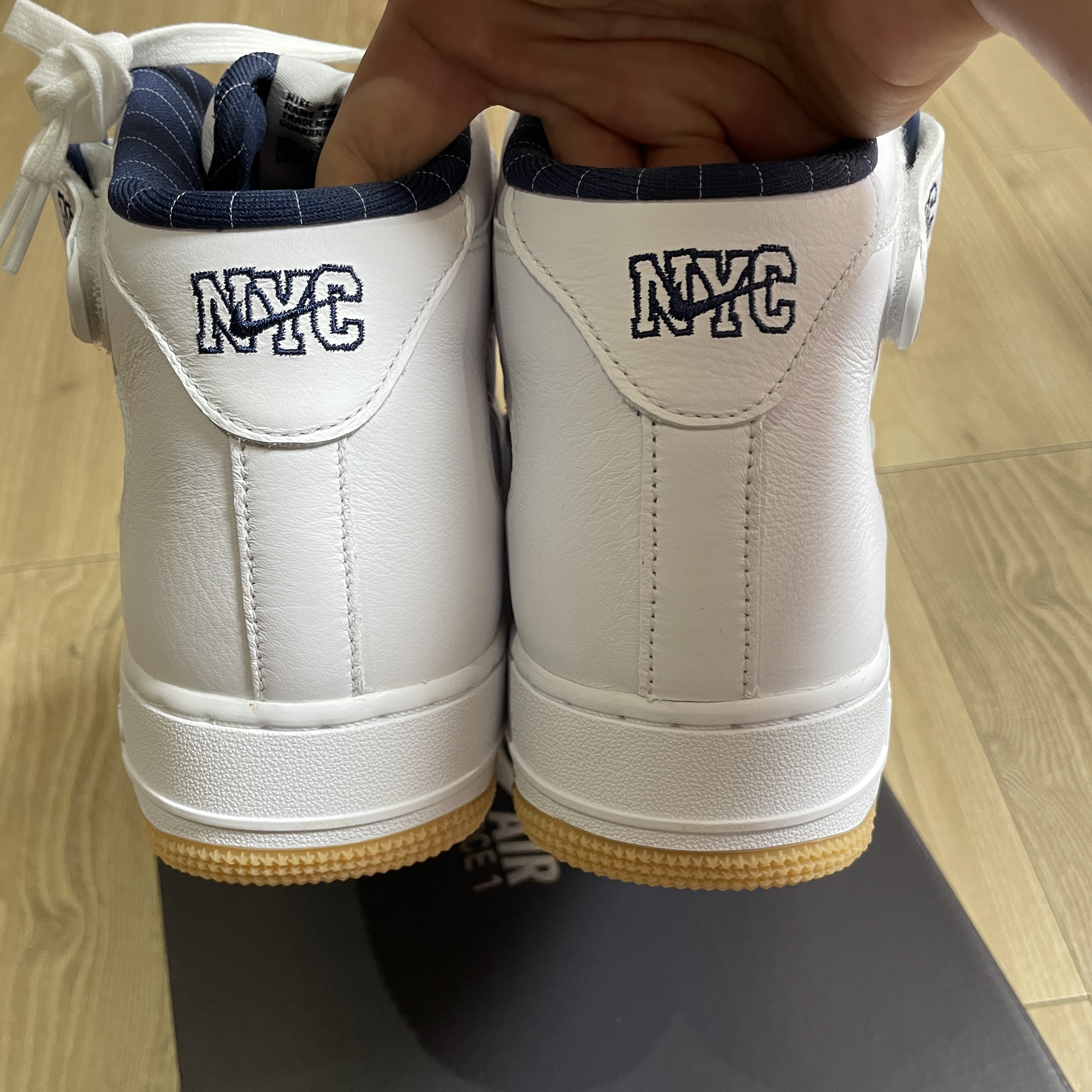 Nike Air Force 1 Mid QS NYC White Midnight Navy 착용 스타일 - 3