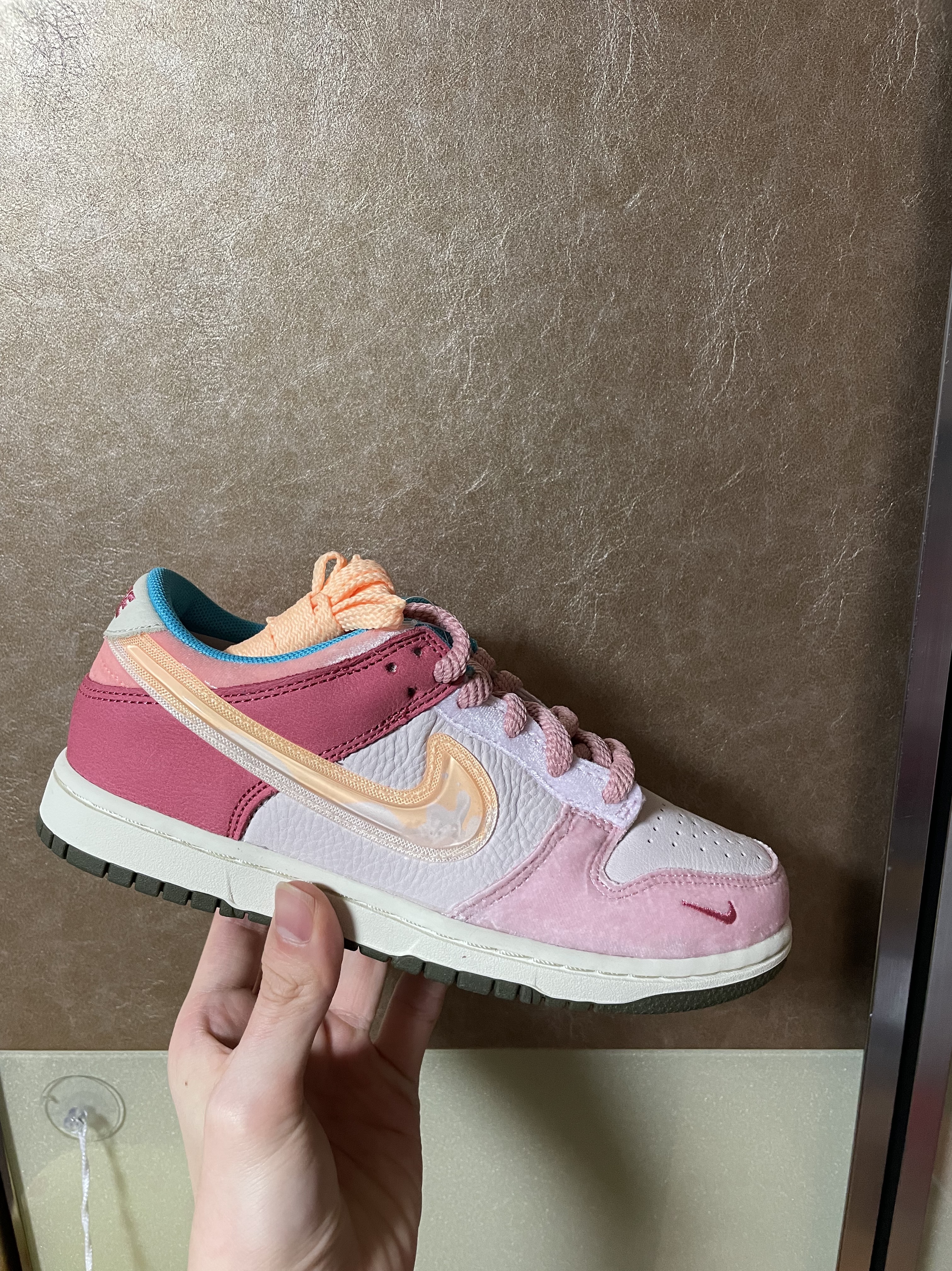 Nike x Social Status Dunk Mid Free Lunch Strawberry Milk, (PS) Nike x Social Status Dunk Low Free Lunch Strawberry Milk 착용 스타일 - 1