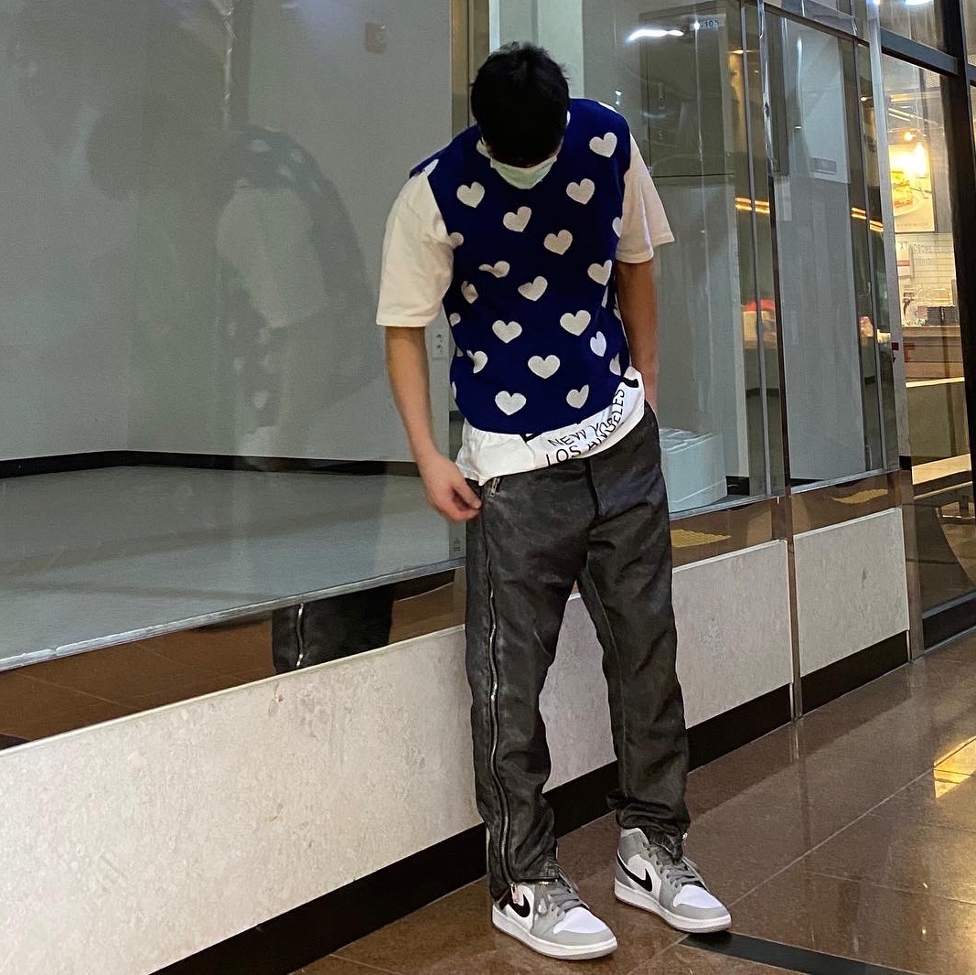 Jordan 1 Mid Light Smoke Grey, Stussy x Takahiromiyashita The Soloist 40 WT T-Shirt 착용 스타일