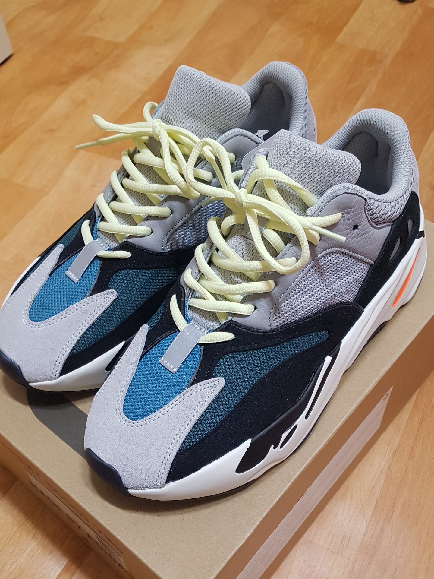 Adidas Yeezy Boost 700 Wave Runner Solid Grey 2017/2019 착용 스타일