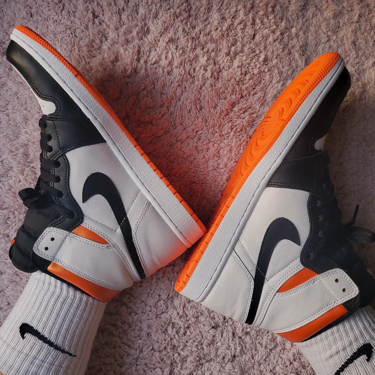 Jordan 1 Retro High OG Electro Orange 착용 스타일 - 2