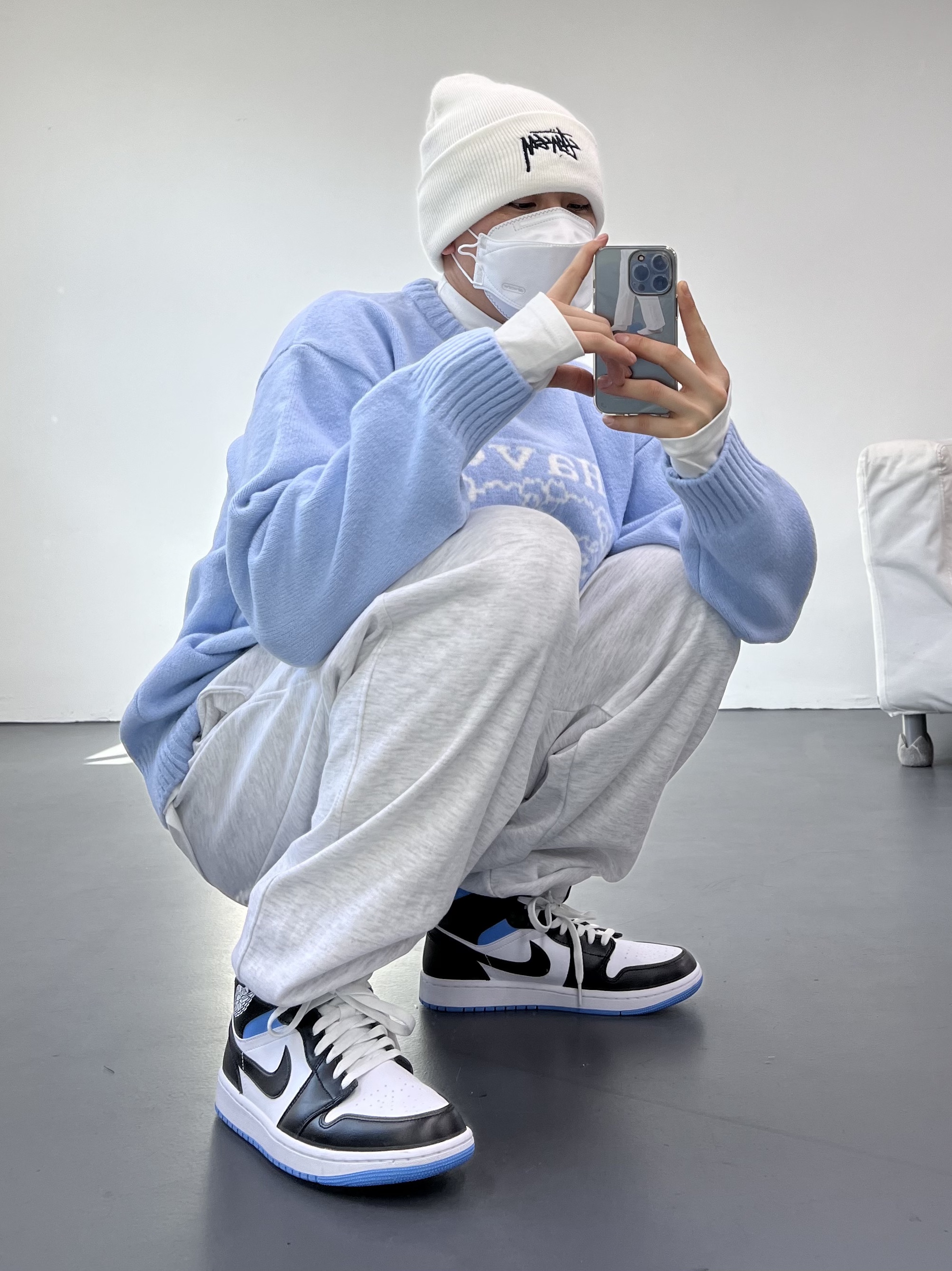 (W) Jordan 1 Mid White Black University Blue, Nike x Stussy Cuff Beanie White 착용 스타일