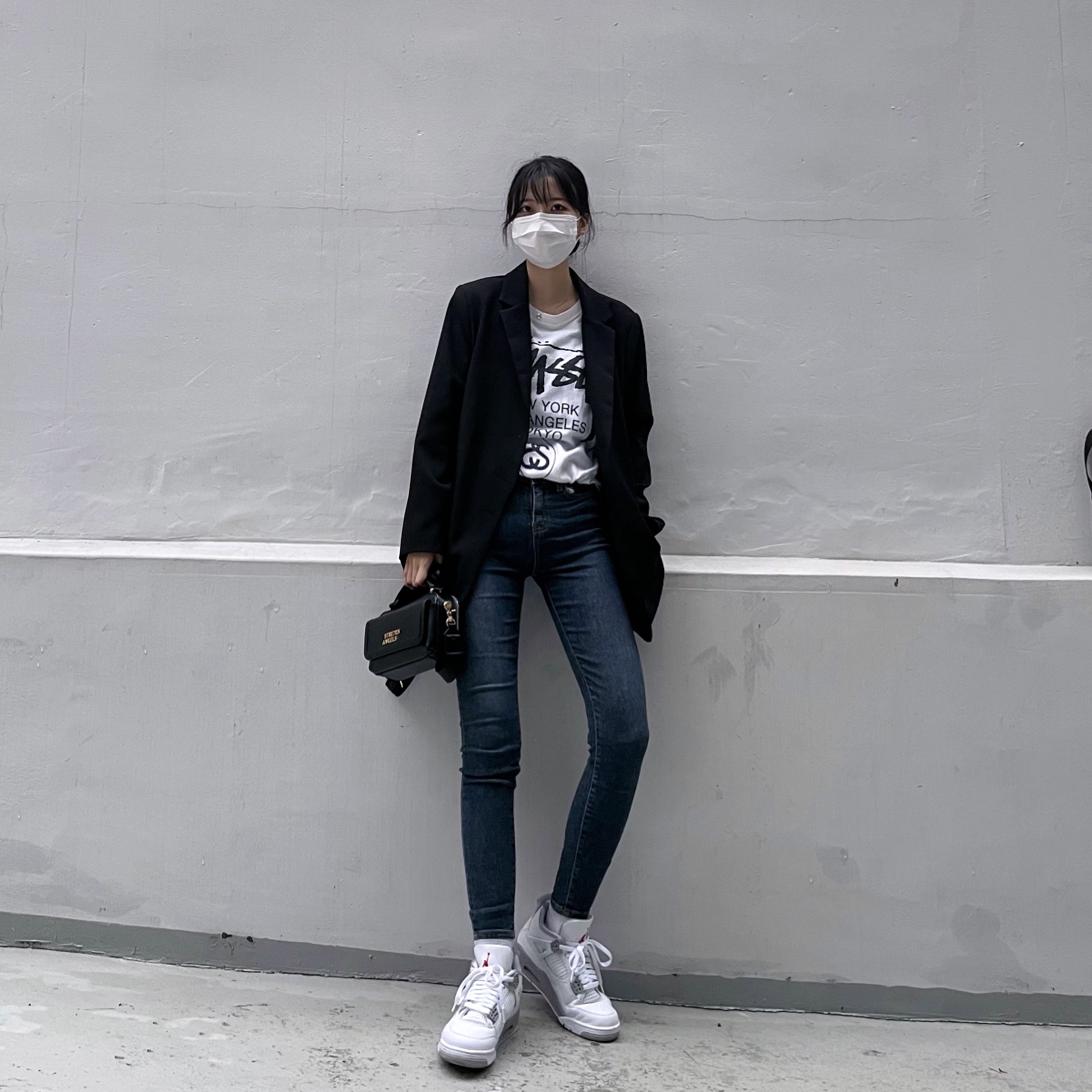 Jordan 4 Retro Tech White, Stussy World Tour T-Shirt White 착용 스타일 - 2