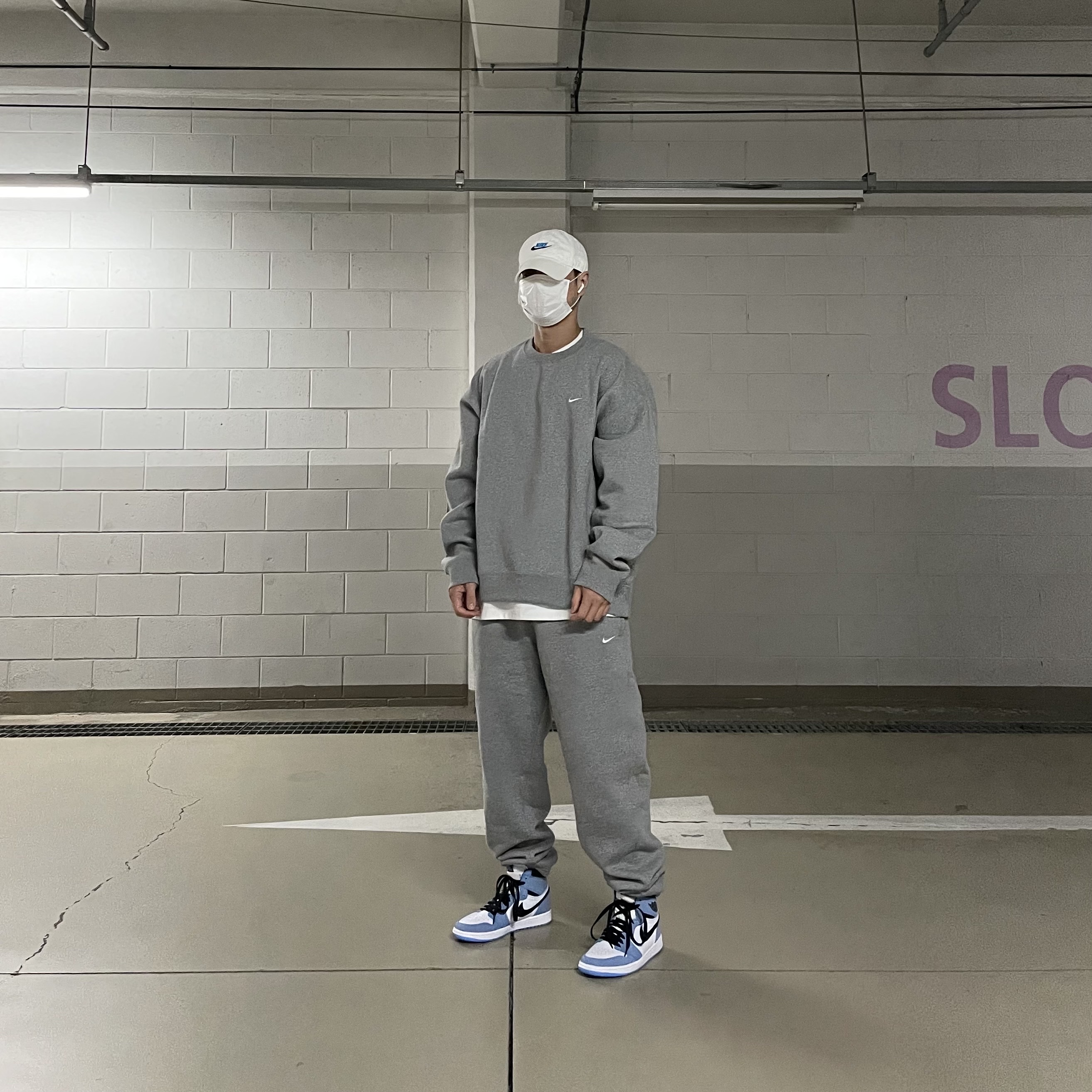 Jordan 1 Retro High OG University Blue, Nike M NRG Sweatpants Dark Grey Heather 착용 스타일